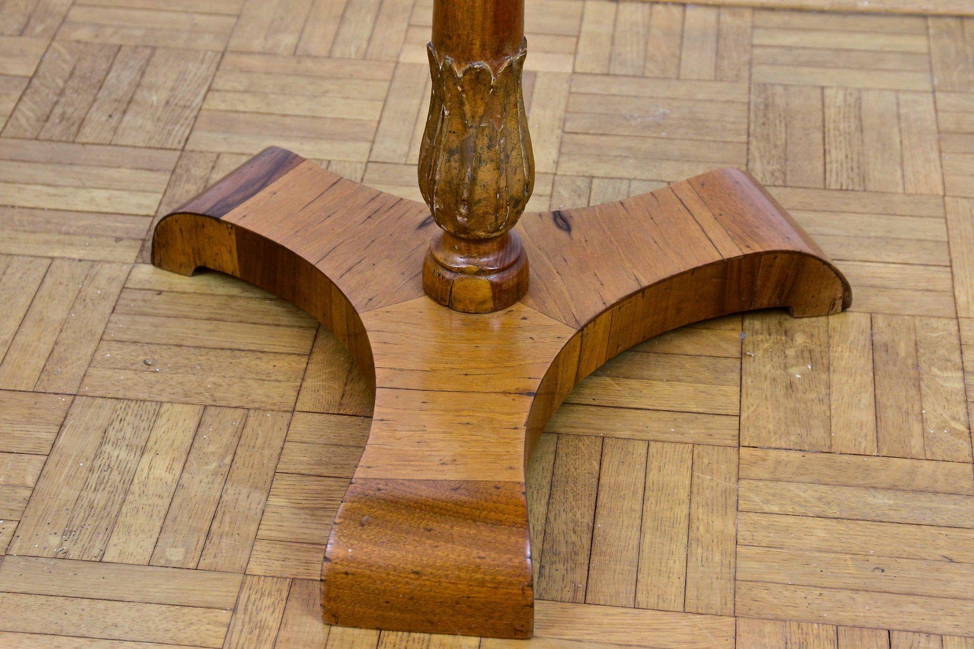 Paire de tables d'appoint Biedermeier du 19ème siècle, bois de noix/de cerisier - vers 1830 en vente 9