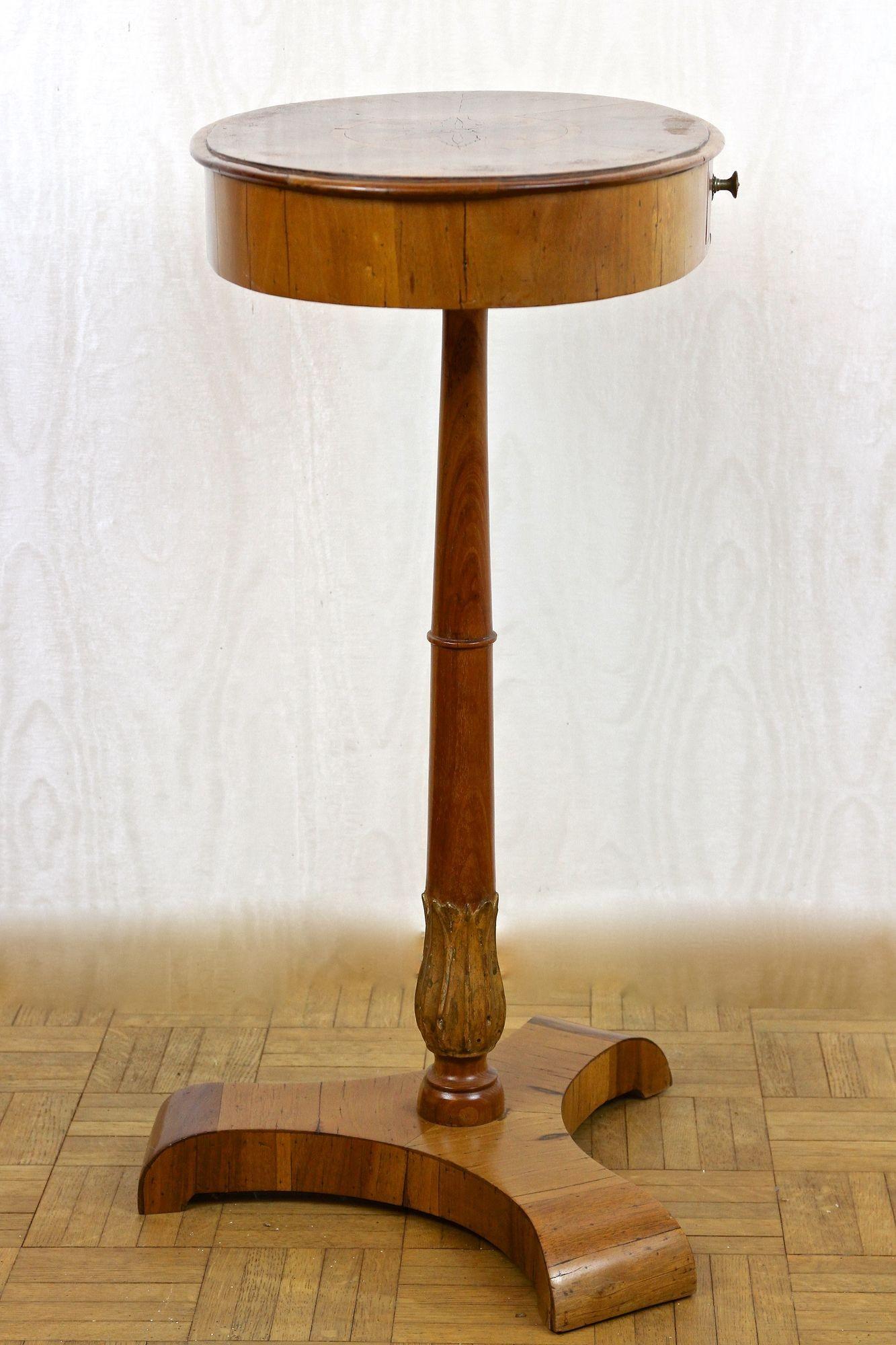 Paire de tables d'appoint Biedermeier du 19ème siècle, bois de noix/de cerisier - vers 1830 en vente 10
