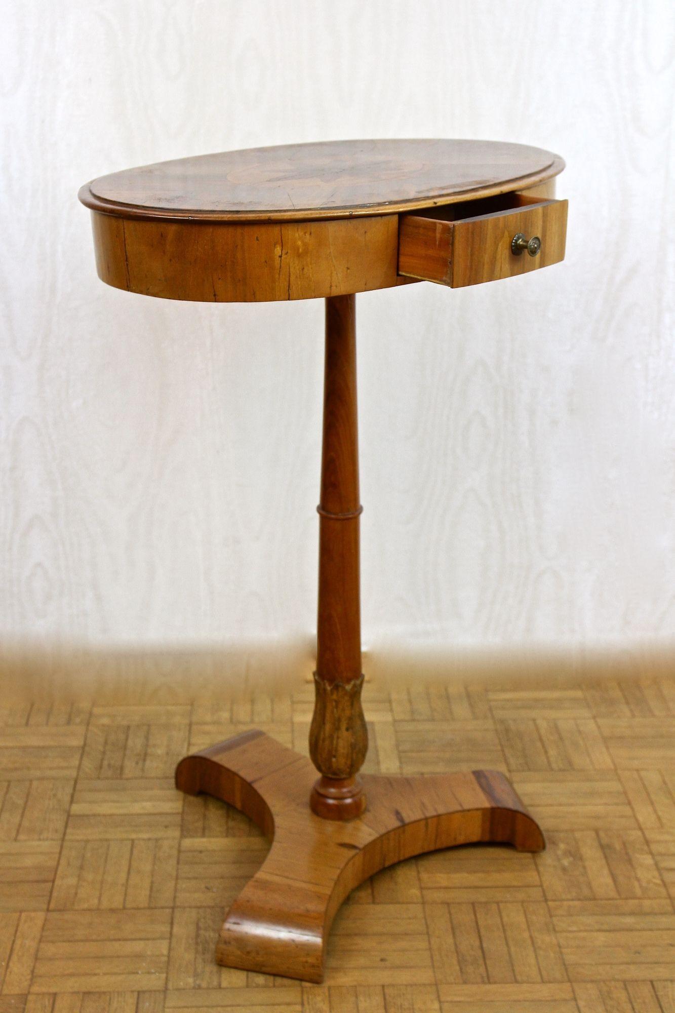 Paire de tables d'appoint Biedermeier du 19ème siècle, bois de noix/de cerisier - vers 1830 en vente 11