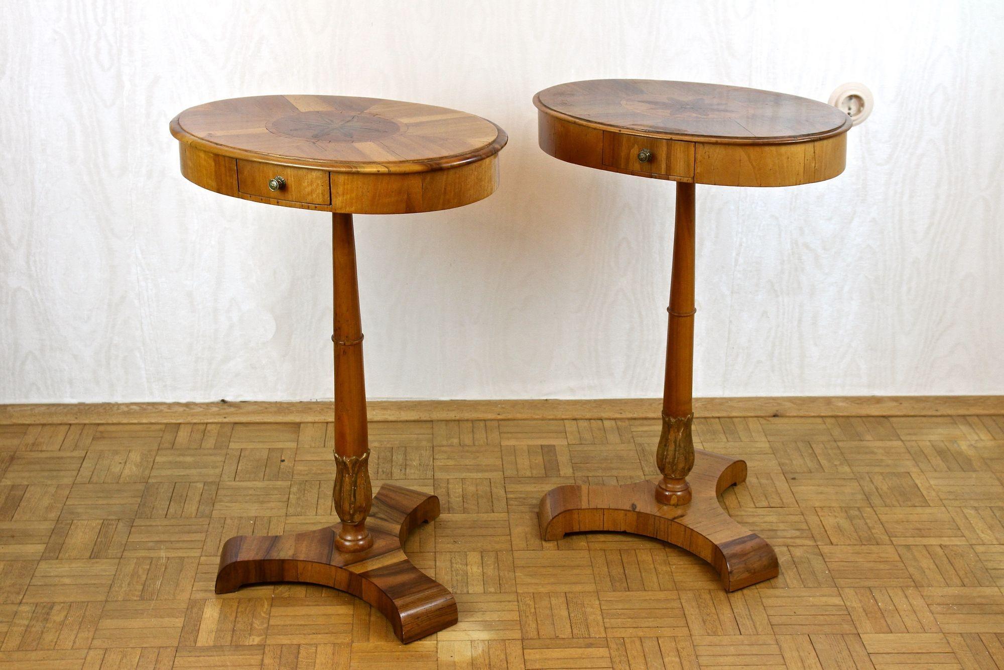 Une paire de tables d'appoint en bois de noyer/cerisier du 19ème siècle, d'une grande élégance et d'un aspect fantastique, créées avec art dans la célèbre période Biedermeier autour de 1830 en Autriche. Avec un âge de près de 200 ans, ces tables