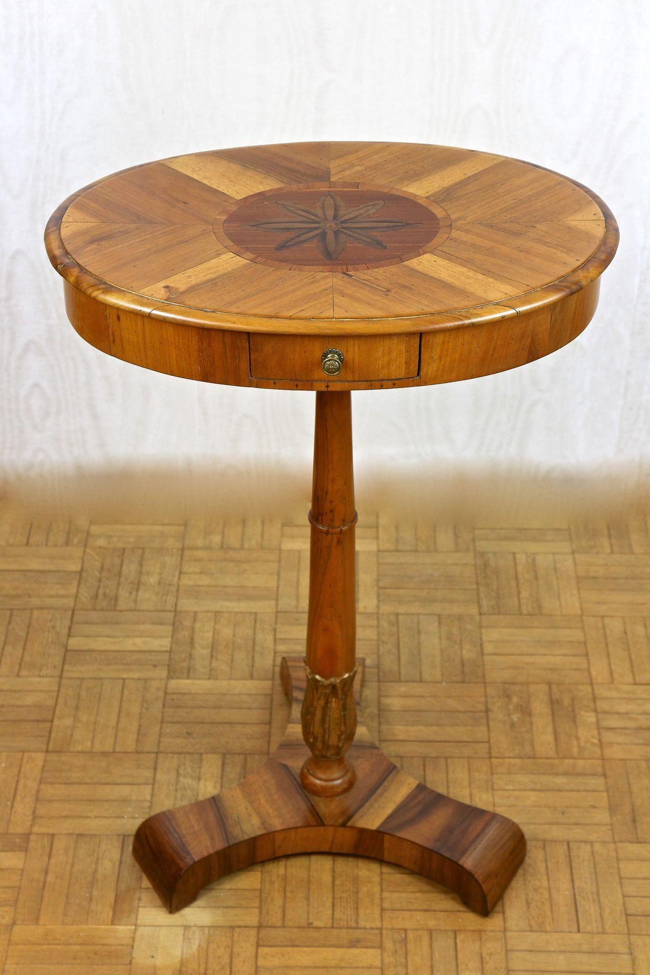 Autrichien Paire de tables d'appoint Biedermeier du 19ème siècle, bois de noix/de cerisier - vers 1830 en vente