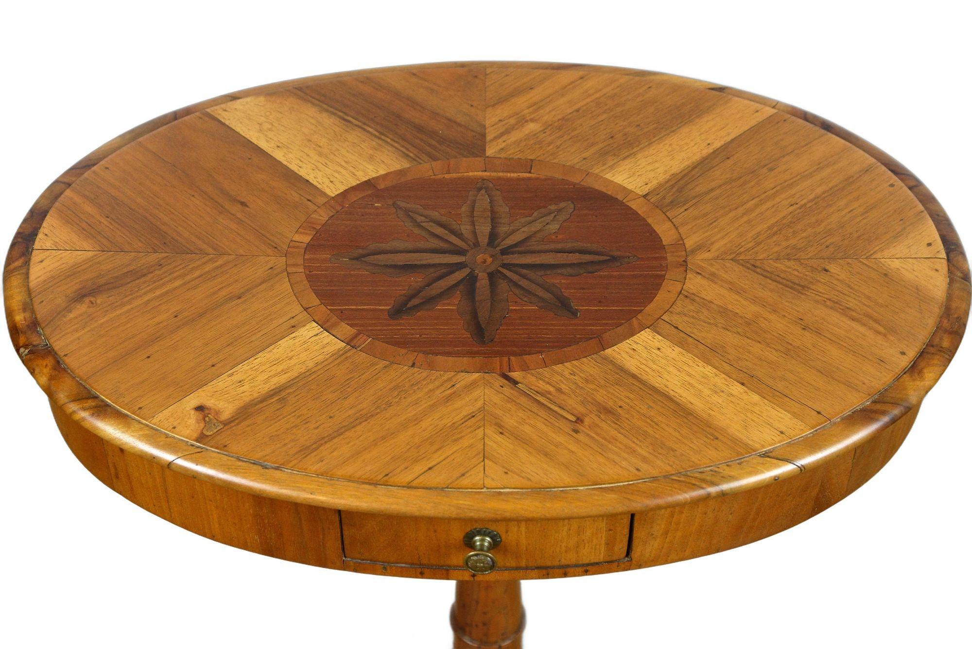 Incrusté Paire de tables d'appoint Biedermeier du 19ème siècle, bois de noix/de cerisier - vers 1830 en vente