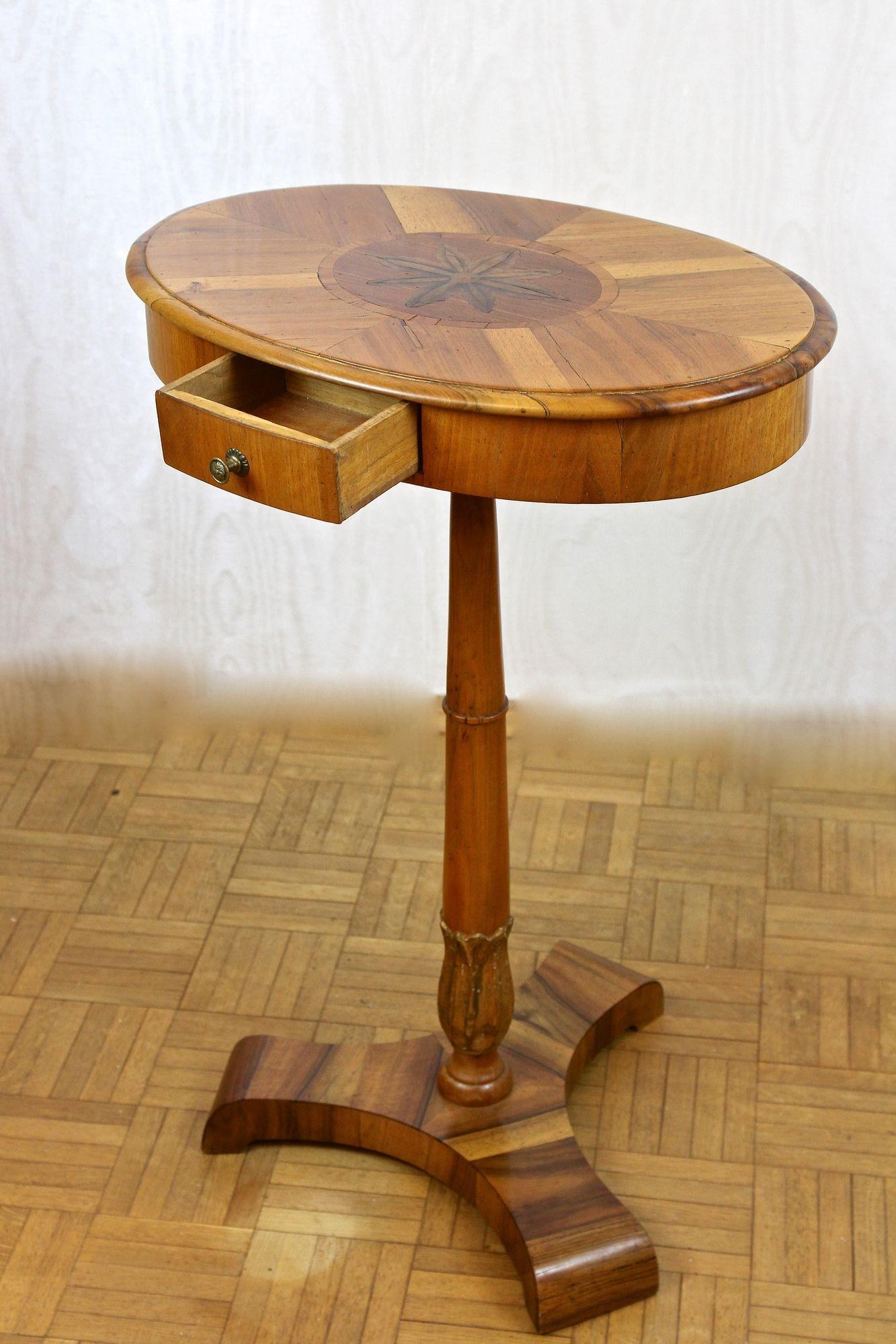 Paire de tables d'appoint Biedermeier du 19ème siècle, bois de noix/de cerisier - vers 1830 Bon état - En vente à Lichtenberg, AT