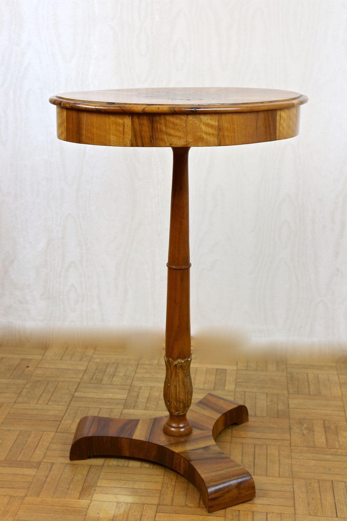 XIXe siècle Paire de tables d'appoint Biedermeier du 19ème siècle, bois de noix/de cerisier - vers 1830 en vente