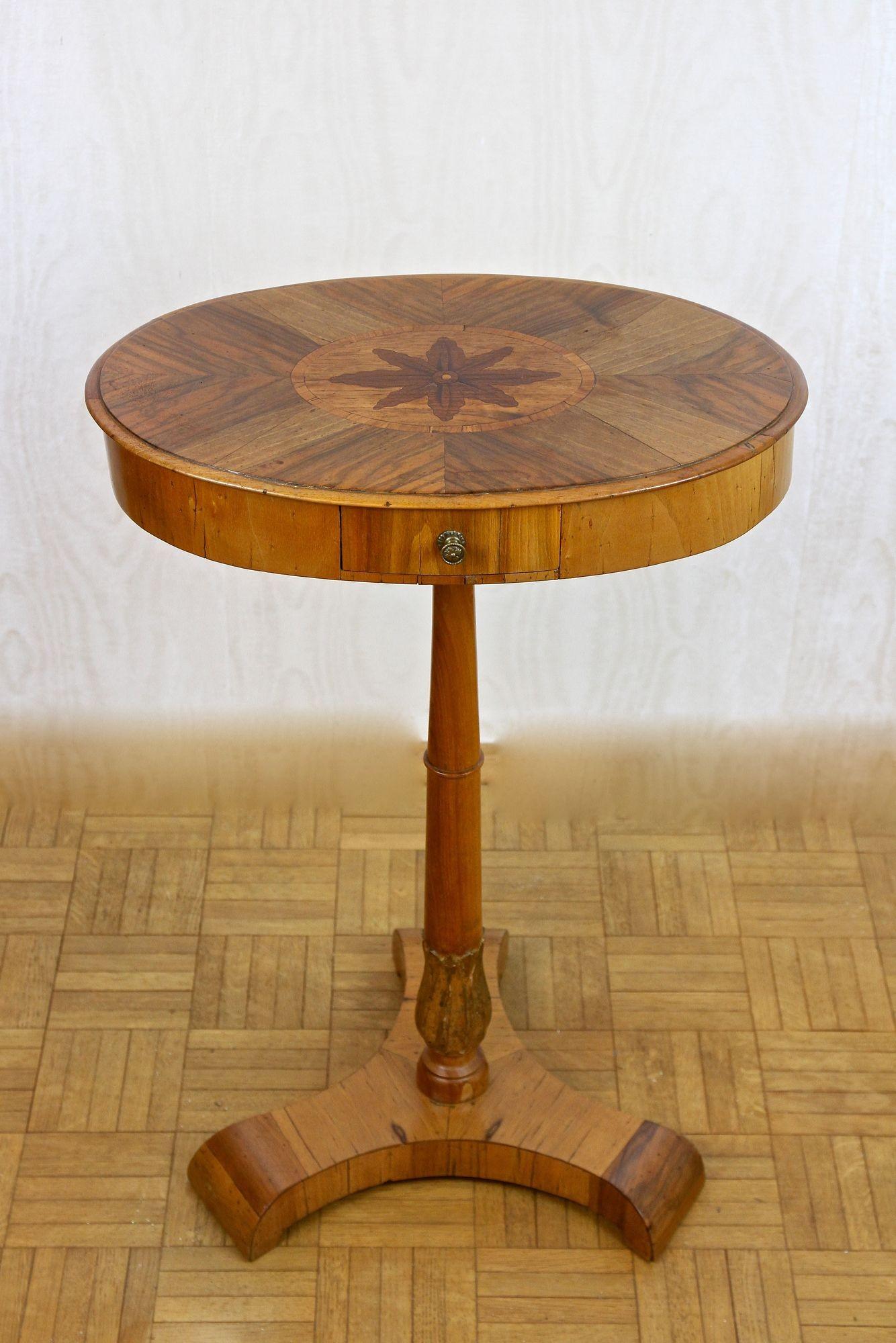 Paire de tables d'appoint Biedermeier du 19ème siècle, bois de noix/de cerisier - vers 1830 en vente 1