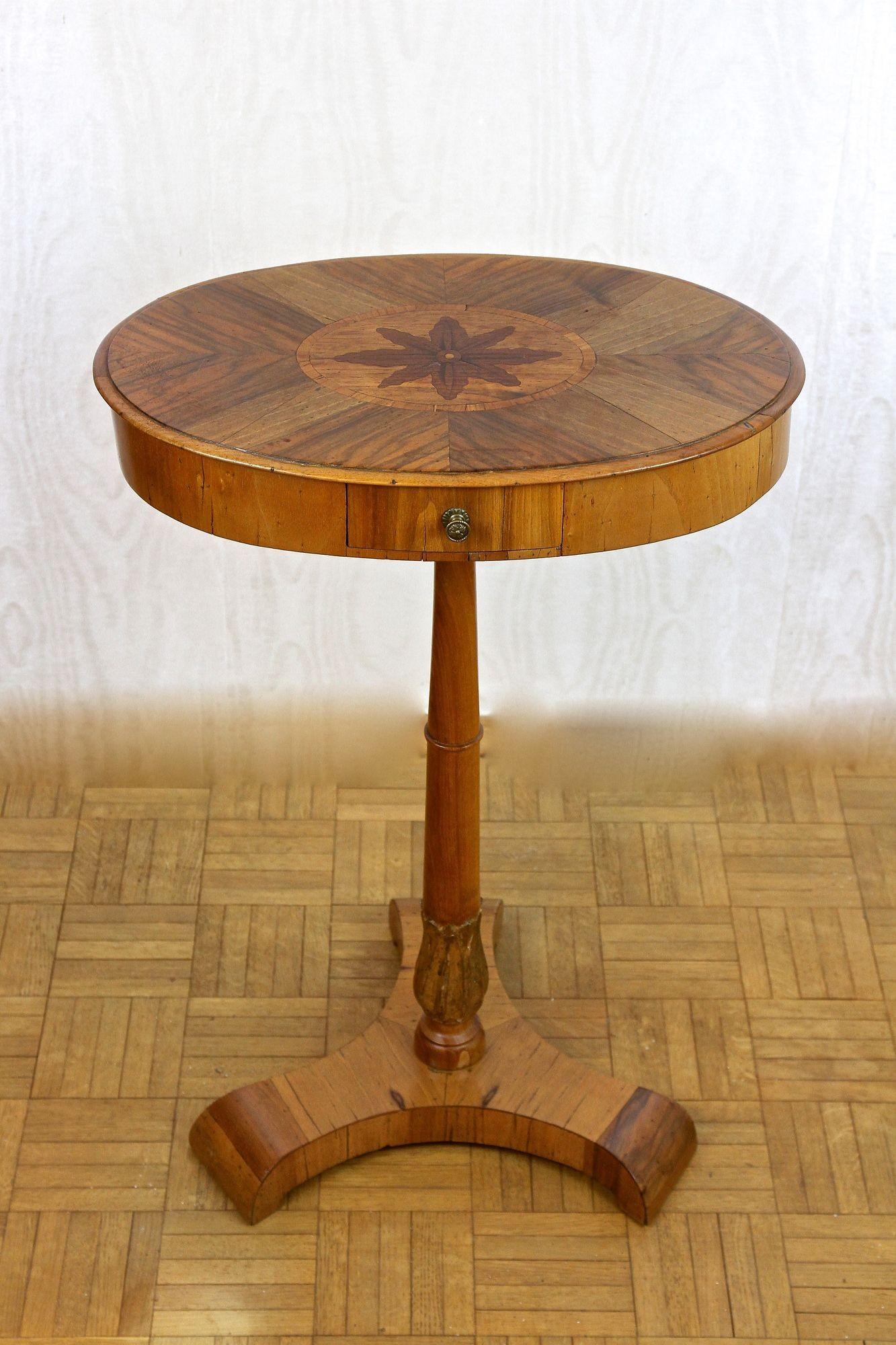 Paire de tables d'appoint Biedermeier du 19ème siècle, bois de noix/de cerisier - vers 1830 en vente 2
