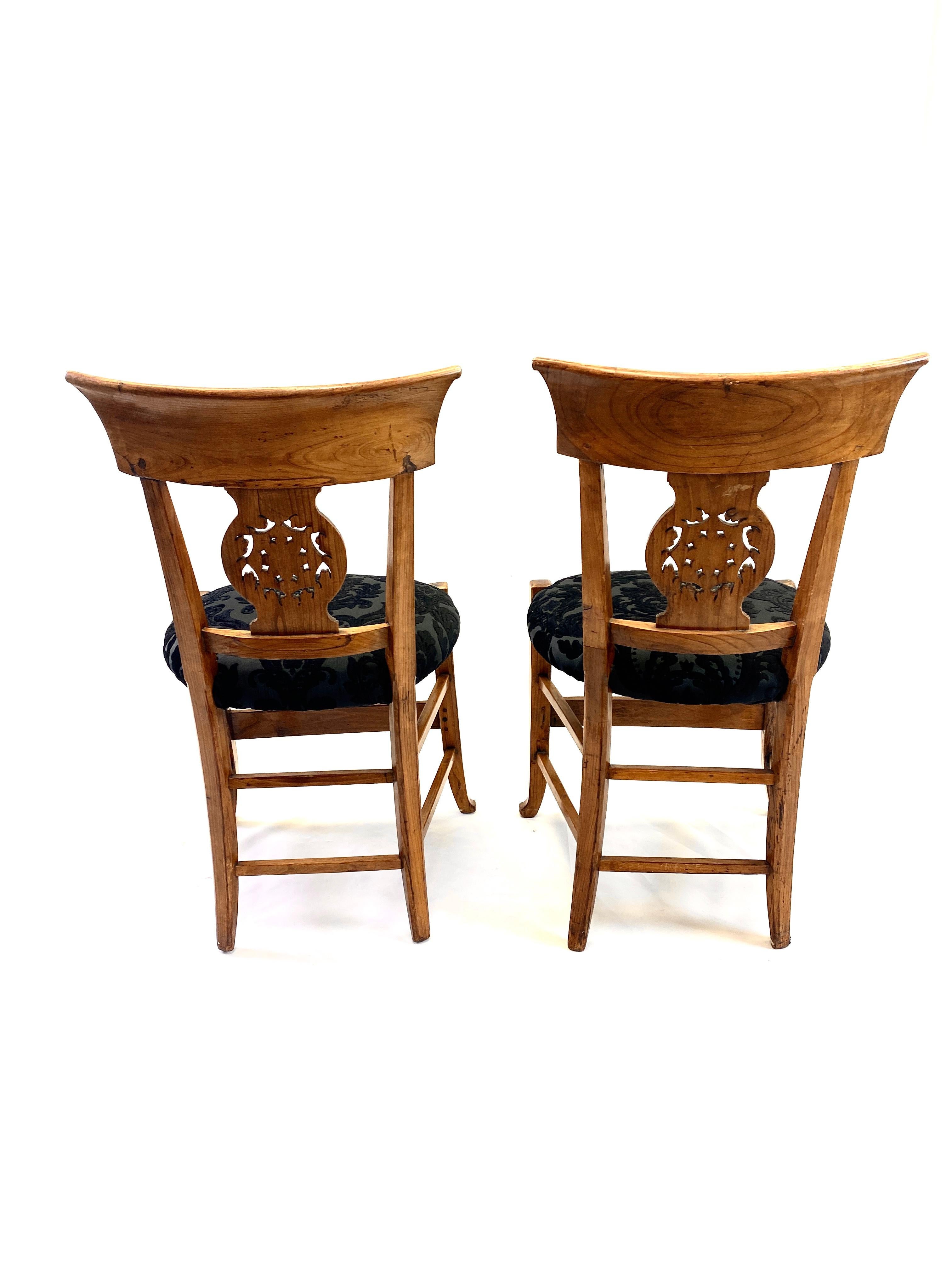 German Pair of 19th Century Biedermeier Walnut Chairs For Sale