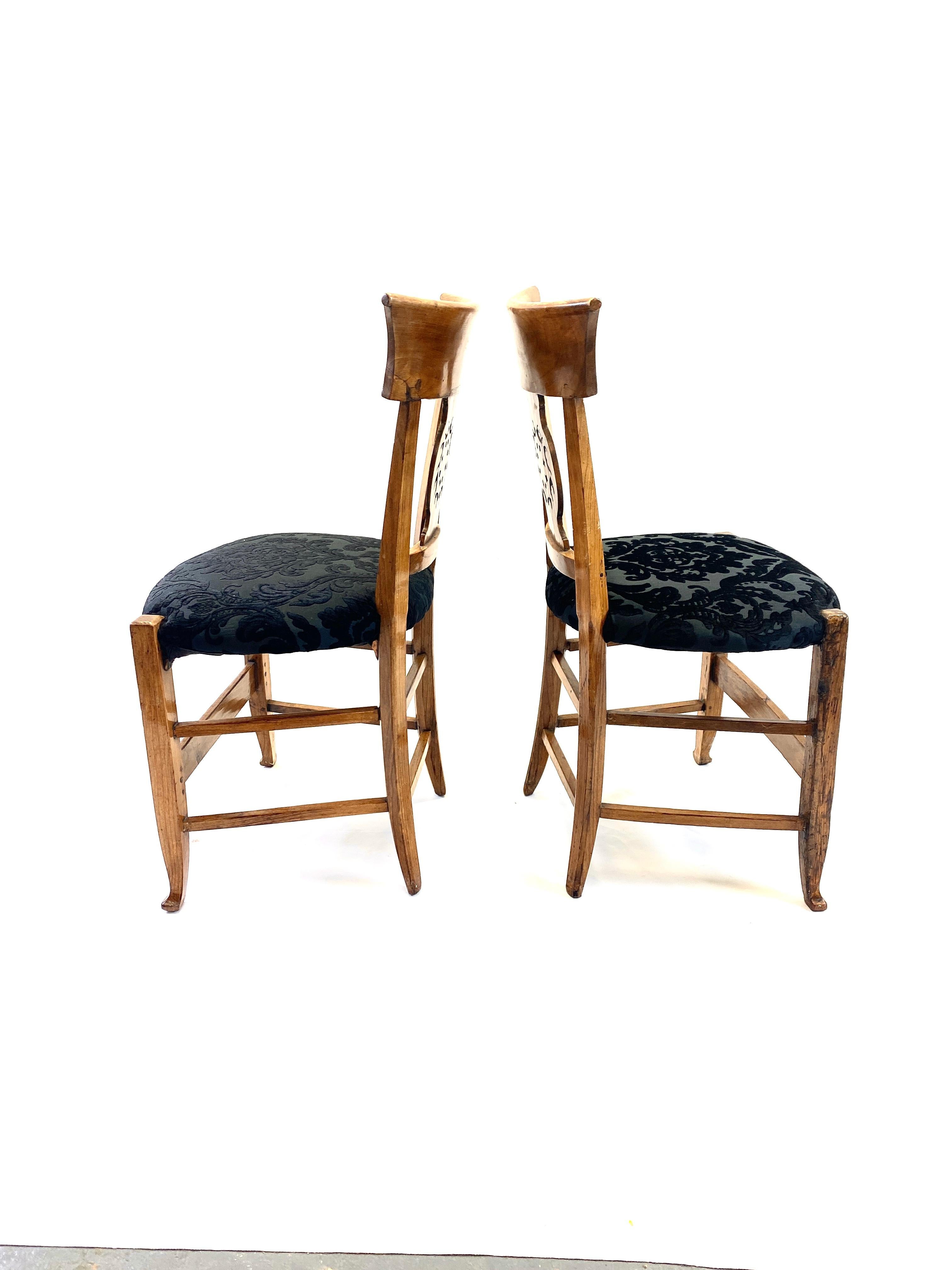 Hand-Carved Pair of 19th Century Biedermeier Walnut Chairs For Sale