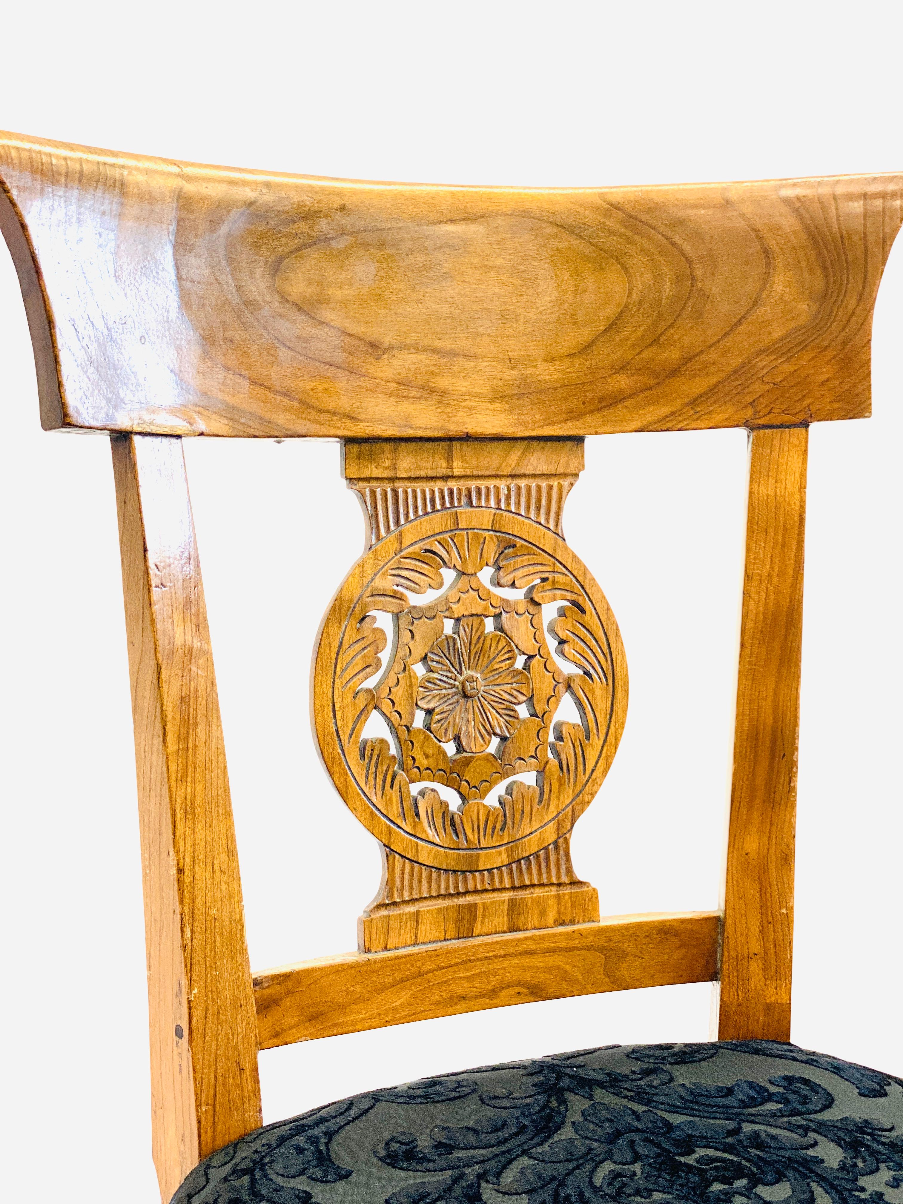 Pair of 19th Century Biedermeier Walnut Chairs For Sale 1