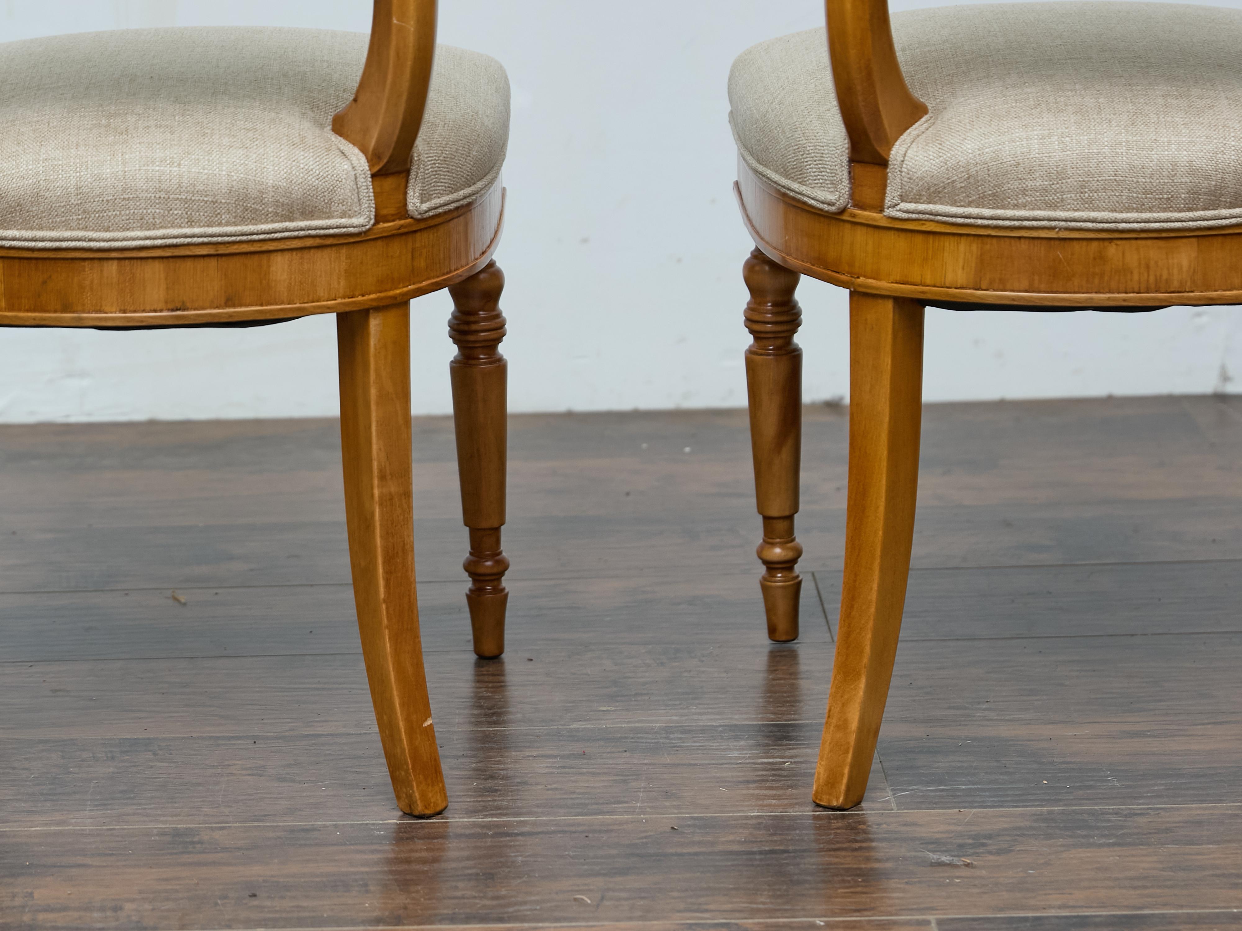 Coppia di sedie Biedermeier in noce del XIX secolo con rivestimento in lino personalizzato in vendita 4