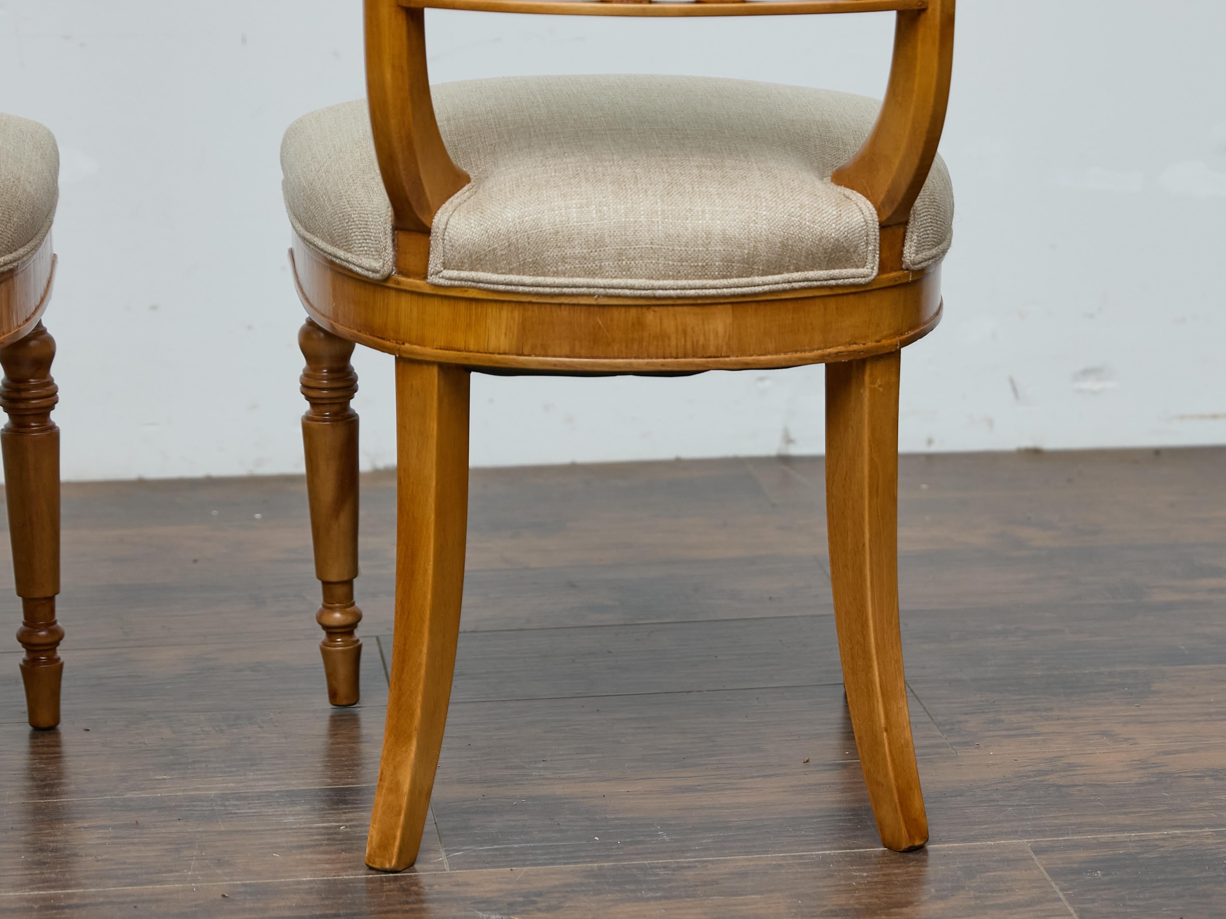 Coppia di sedie Biedermeier in noce del XIX secolo con rivestimento in lino personalizzato in vendita 5