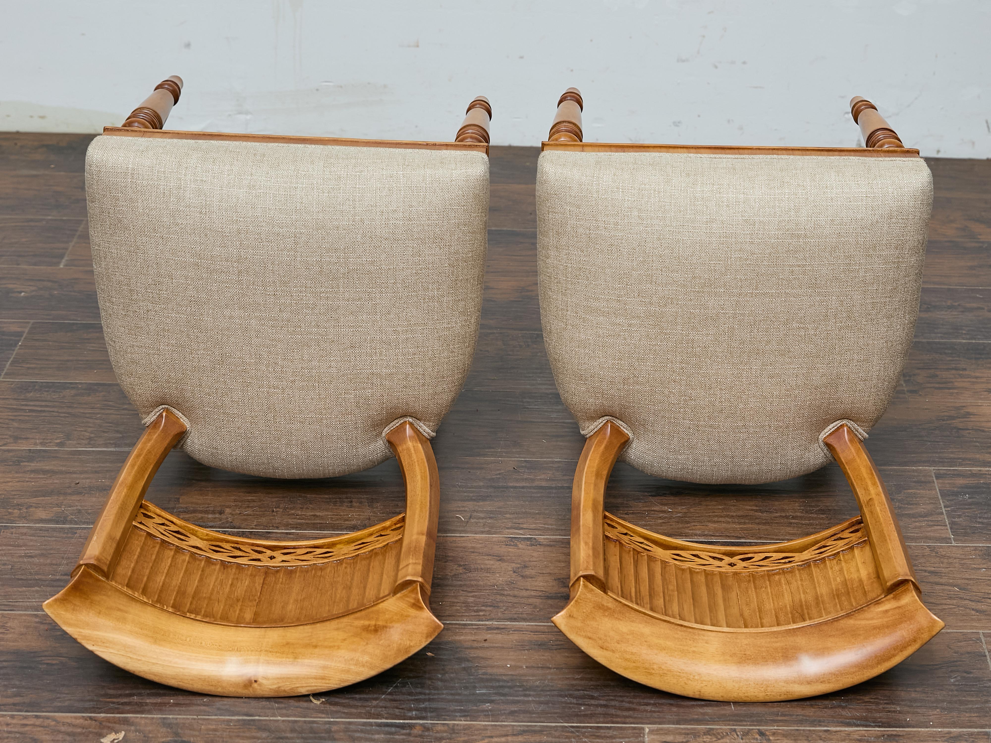 Coppia di sedie Biedermeier in noce del XIX secolo con rivestimento in lino personalizzato in vendita 8
