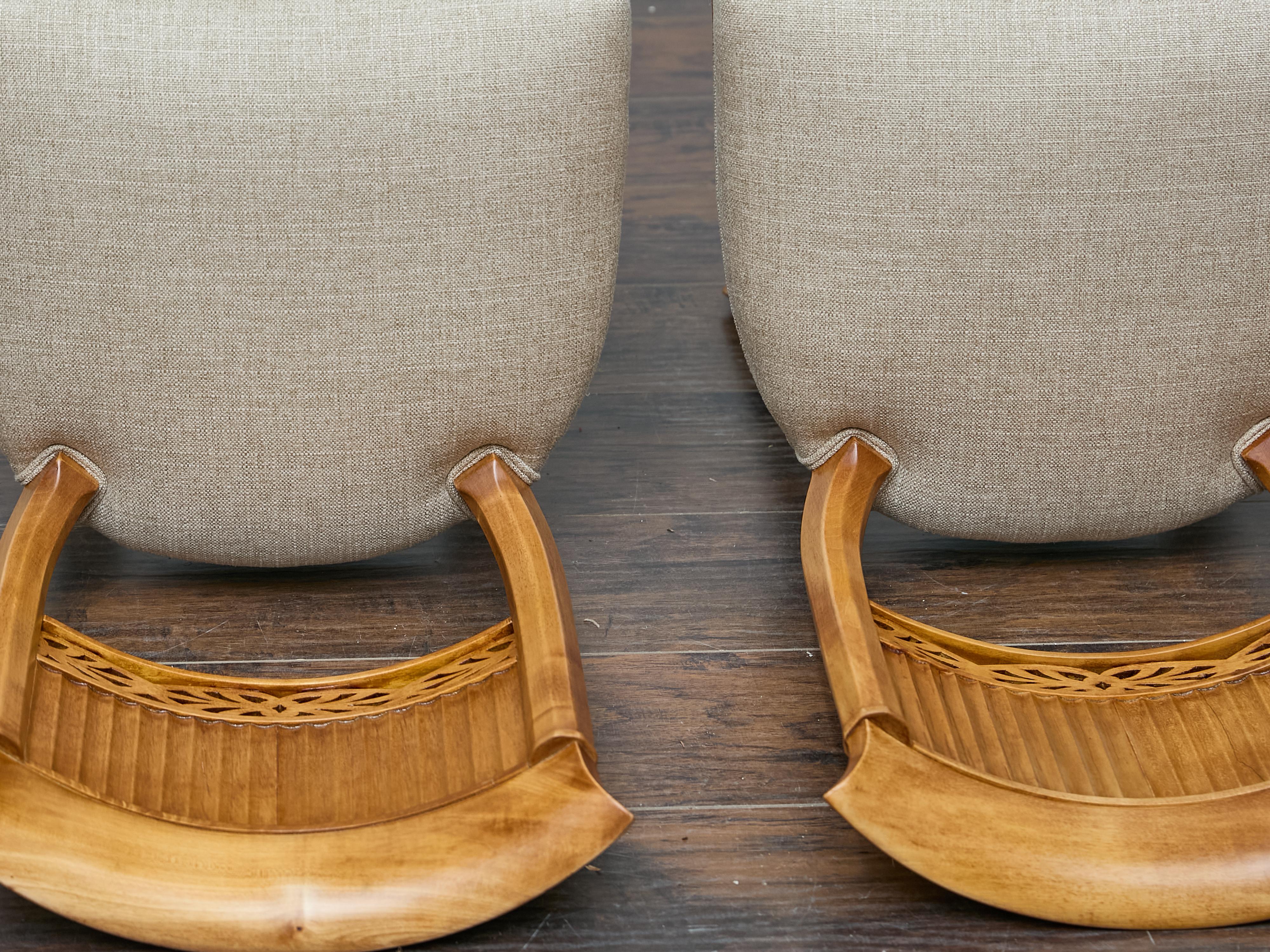 Coppia di sedie Biedermeier in noce del XIX secolo con rivestimento in lino personalizzato in vendita 9