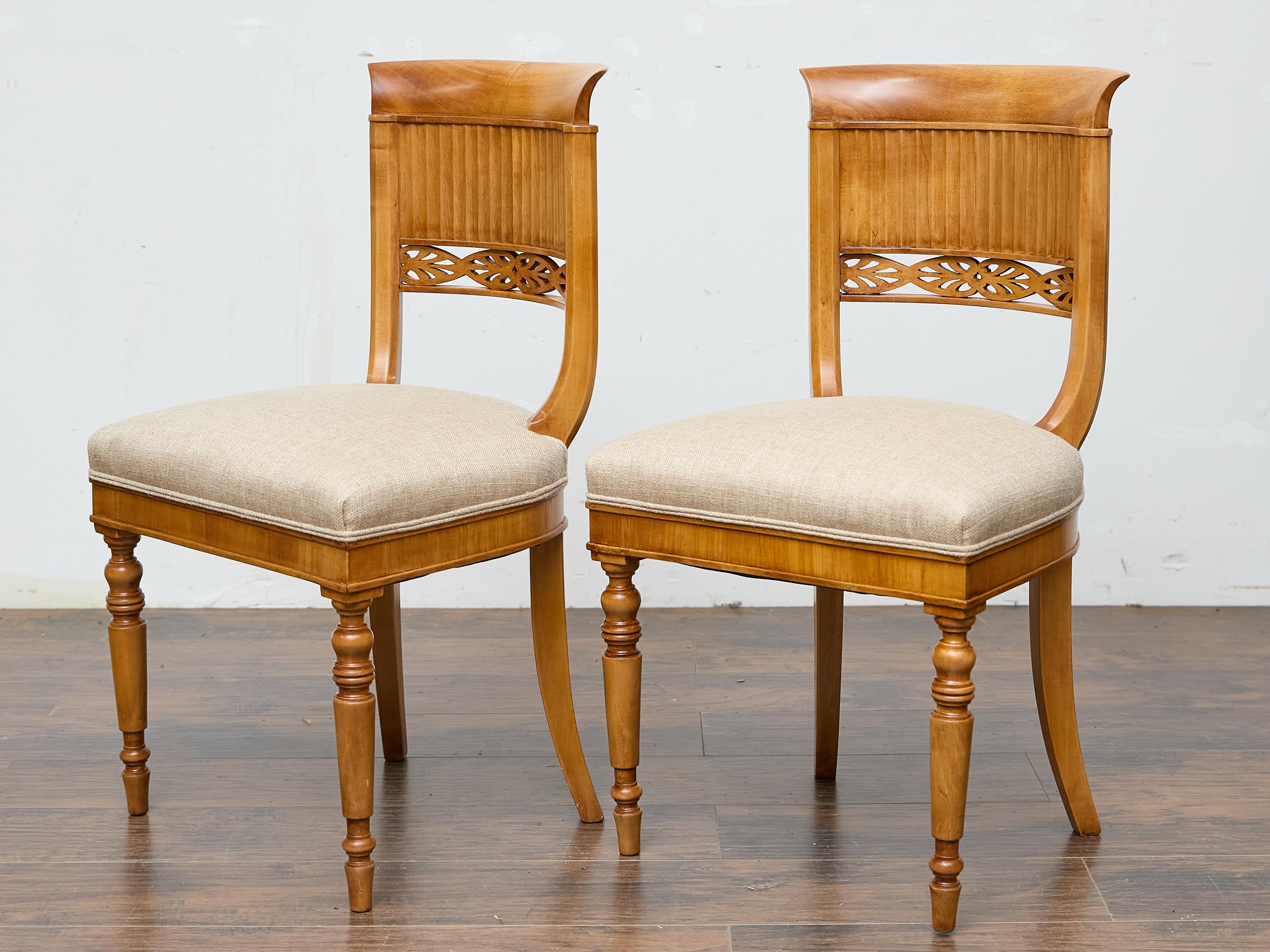 Austriaco Coppia di sedie Biedermeier in noce del XIX secolo con rivestimento in lino personalizzato in vendita
