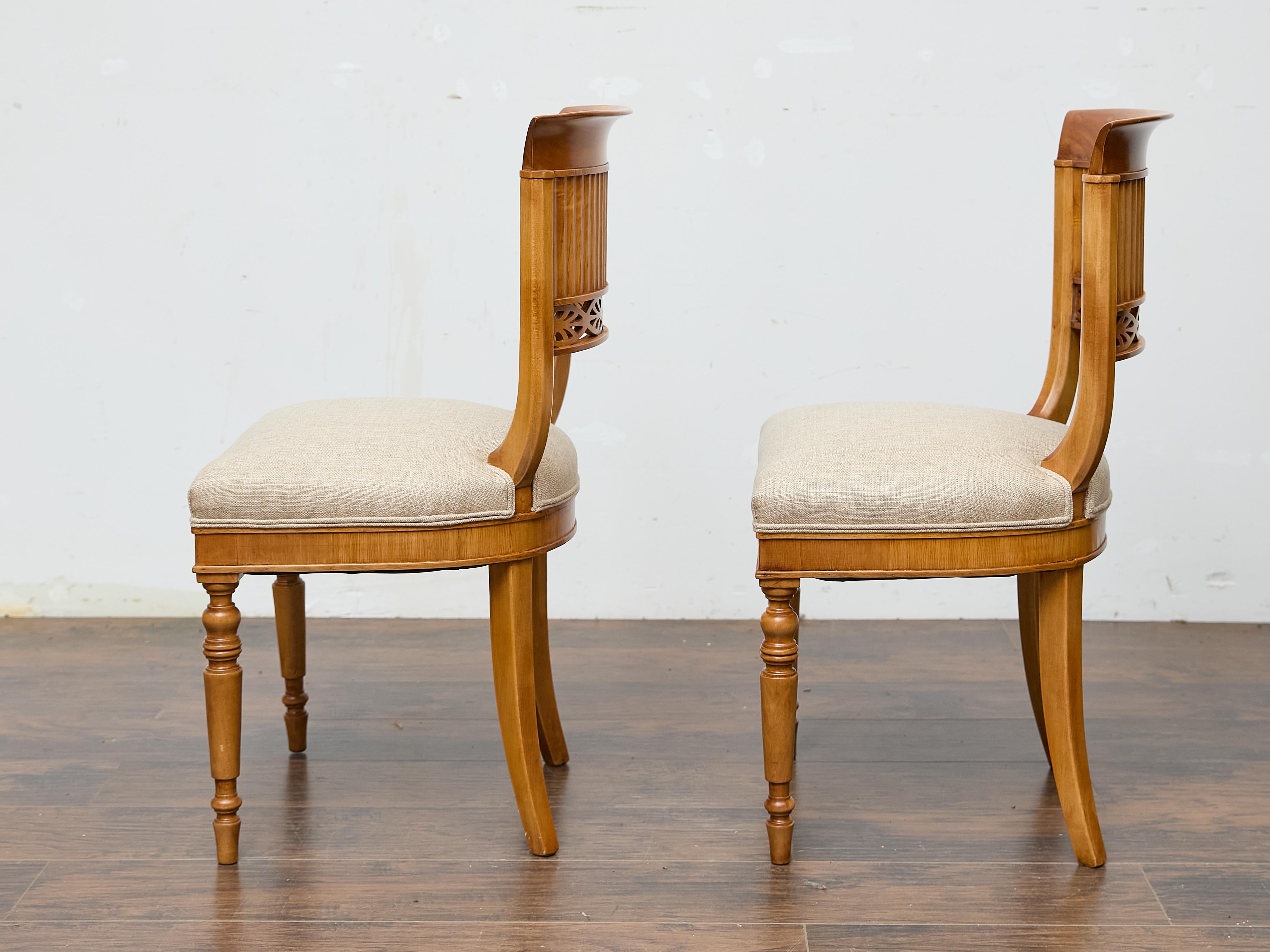 Intagliato Coppia di sedie Biedermeier in noce del XIX secolo con rivestimento in lino personalizzato in vendita
