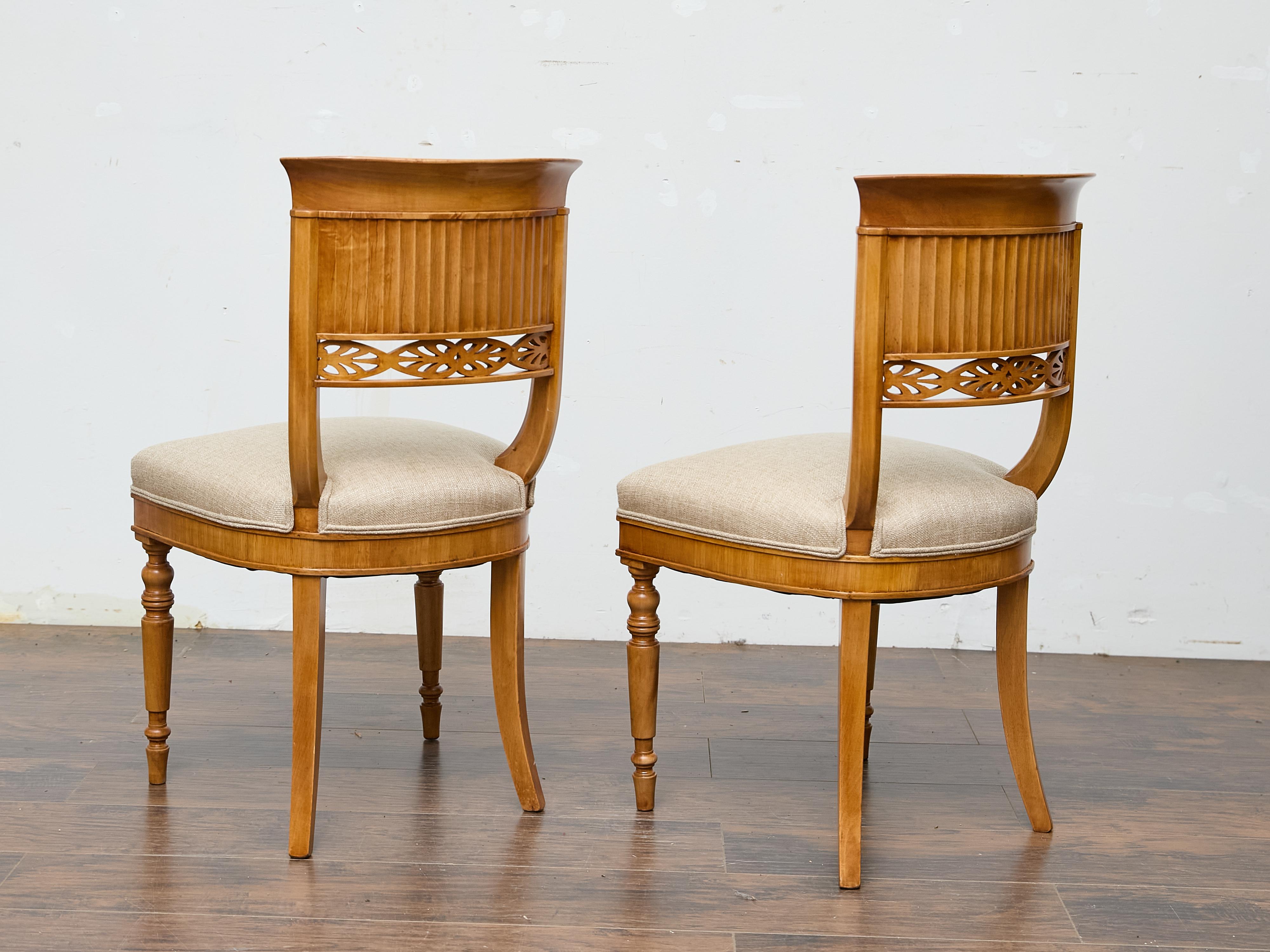 Coppia di sedie Biedermeier in noce del XIX secolo con rivestimento in lino personalizzato In condizioni buone in vendita a Atlanta, GA