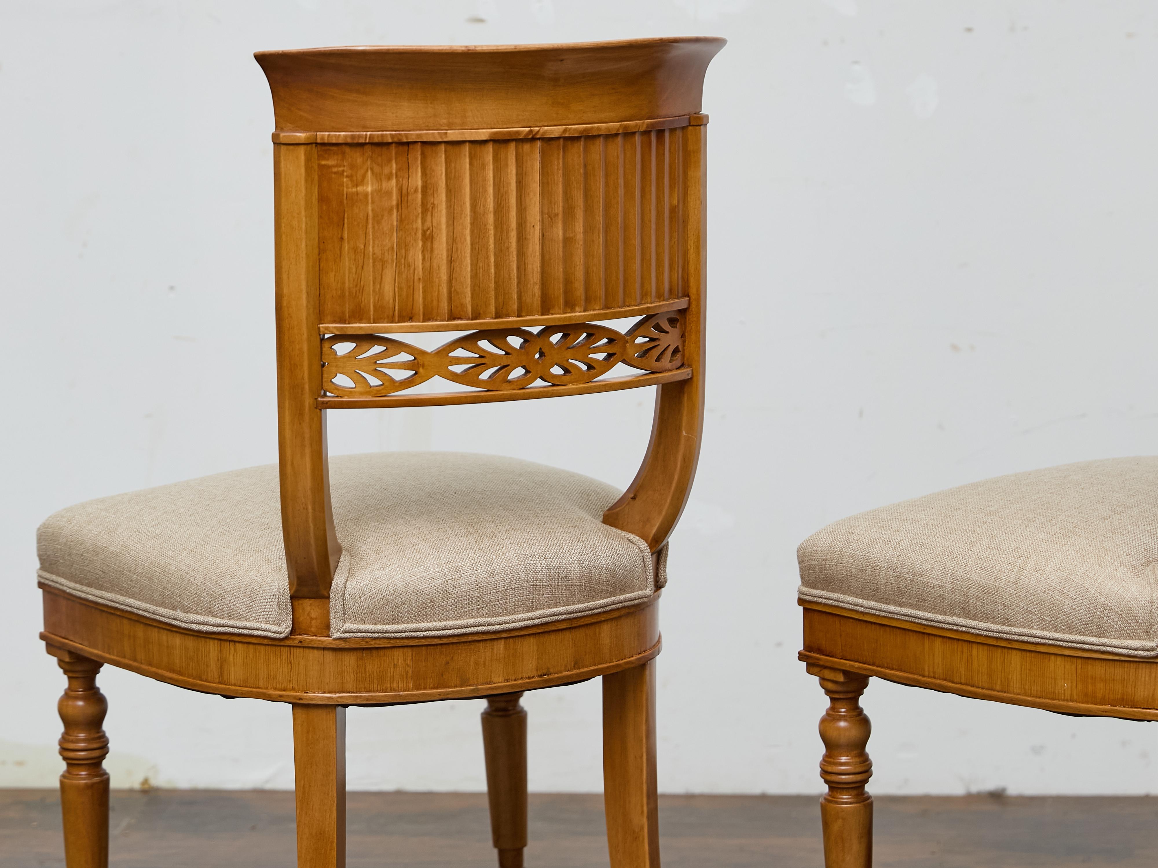 Tessuto Coppia di sedie Biedermeier in noce del XIX secolo con rivestimento in lino personalizzato in vendita
