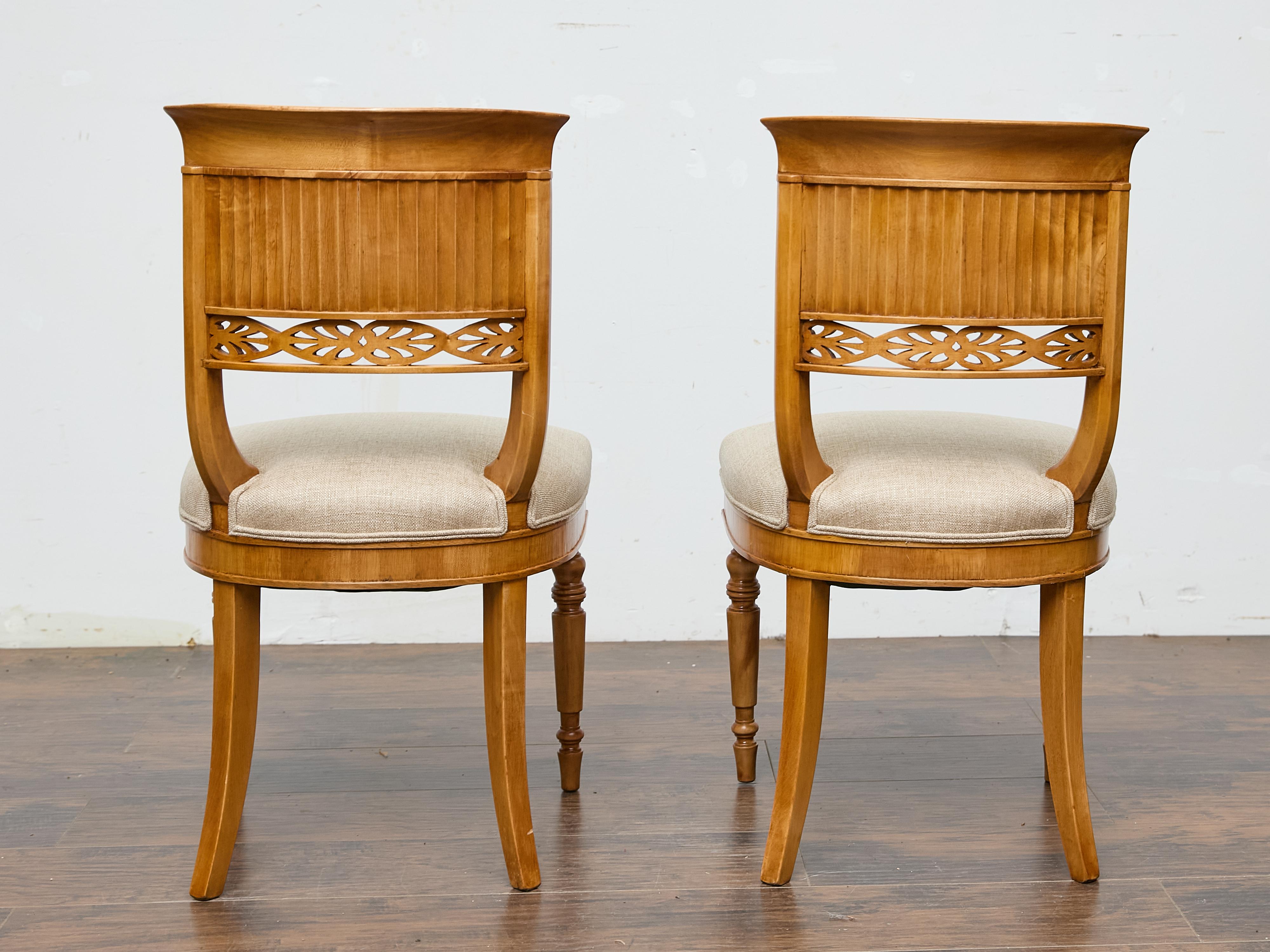 Coppia di sedie Biedermeier in noce del XIX secolo con rivestimento in lino personalizzato in vendita 1