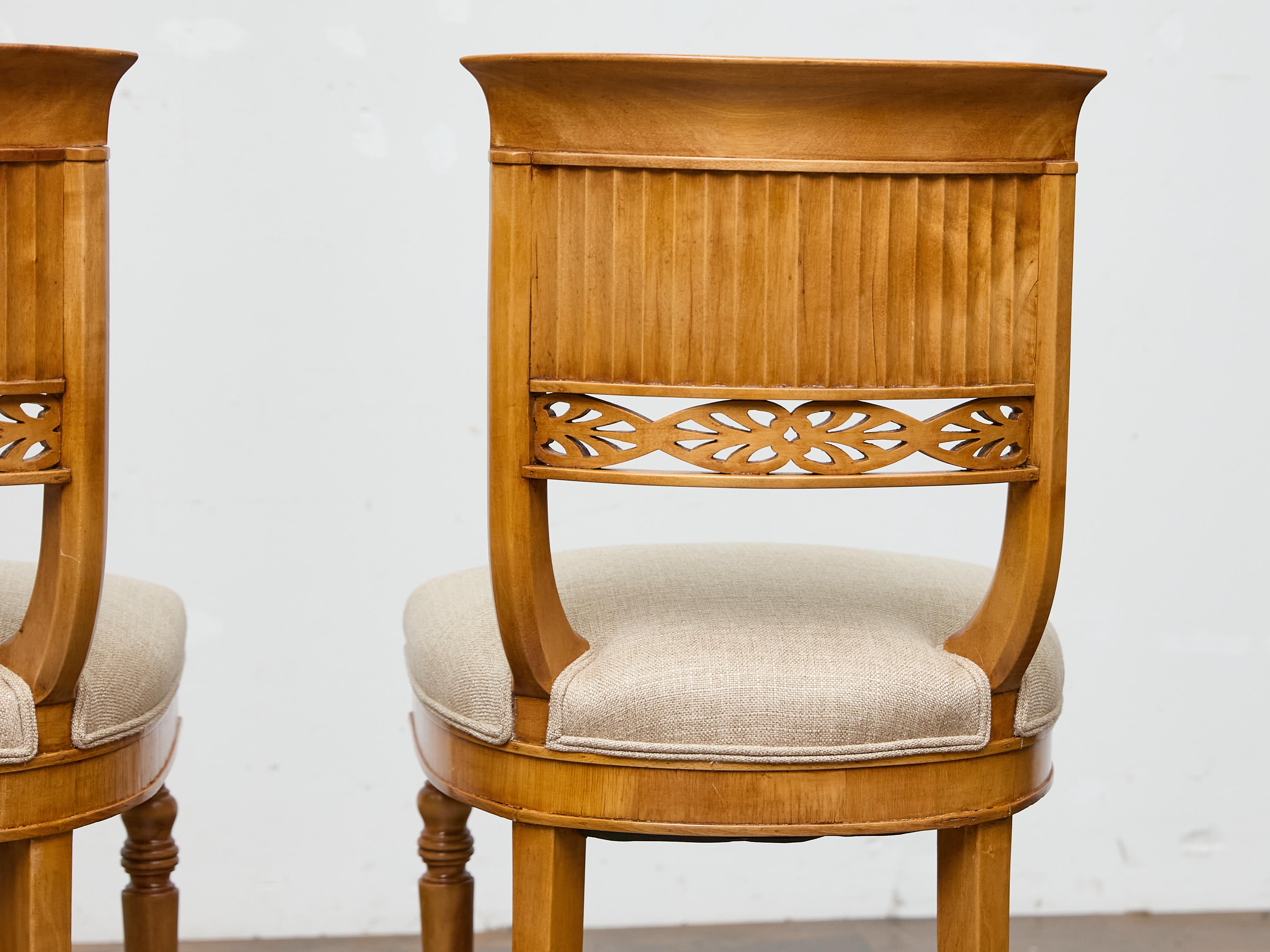 Coppia di sedie Biedermeier in noce del XIX secolo con rivestimento in lino personalizzato in vendita 2
