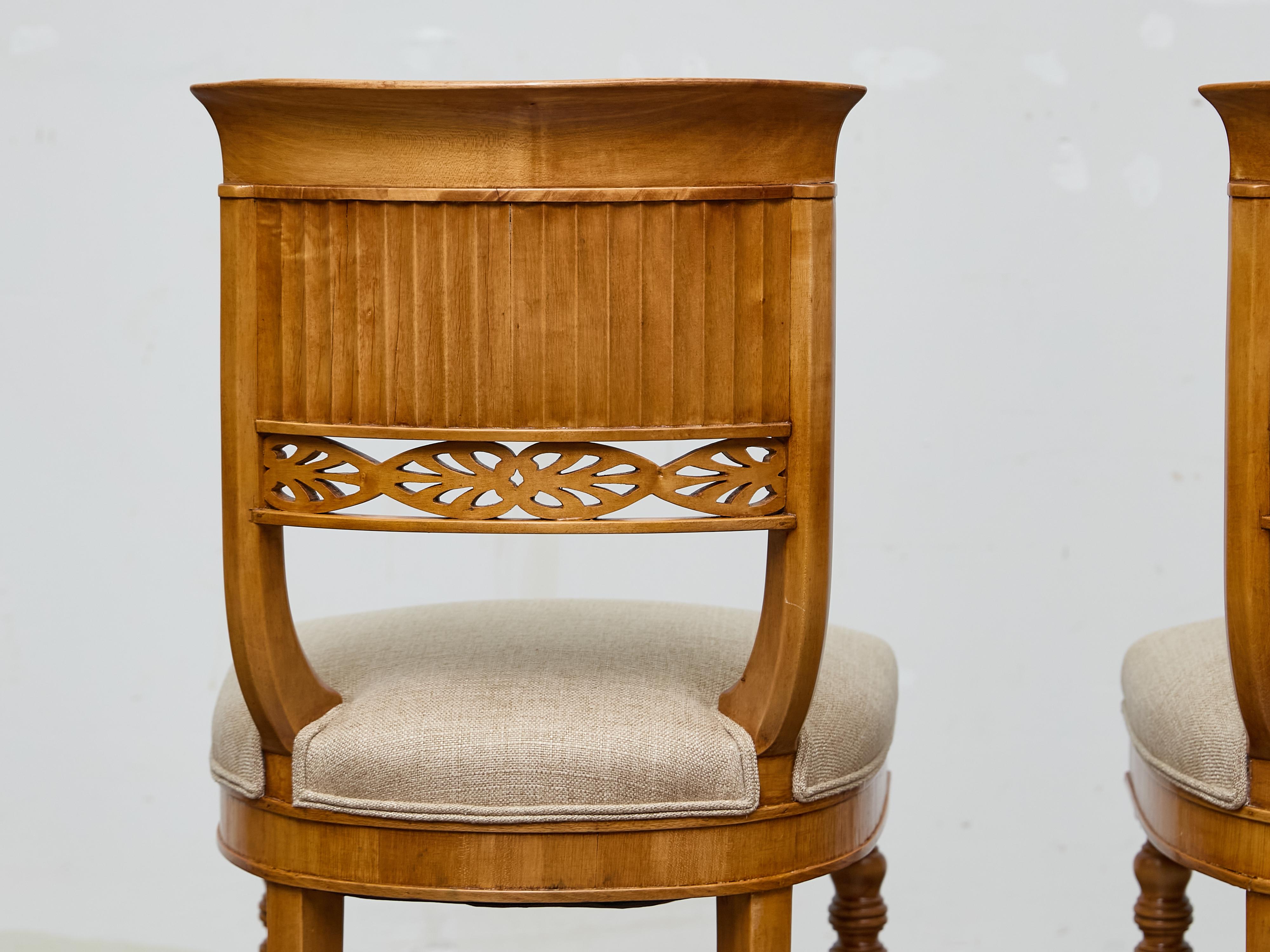 Coppia di sedie Biedermeier in noce del XIX secolo con rivestimento in lino personalizzato in vendita 3