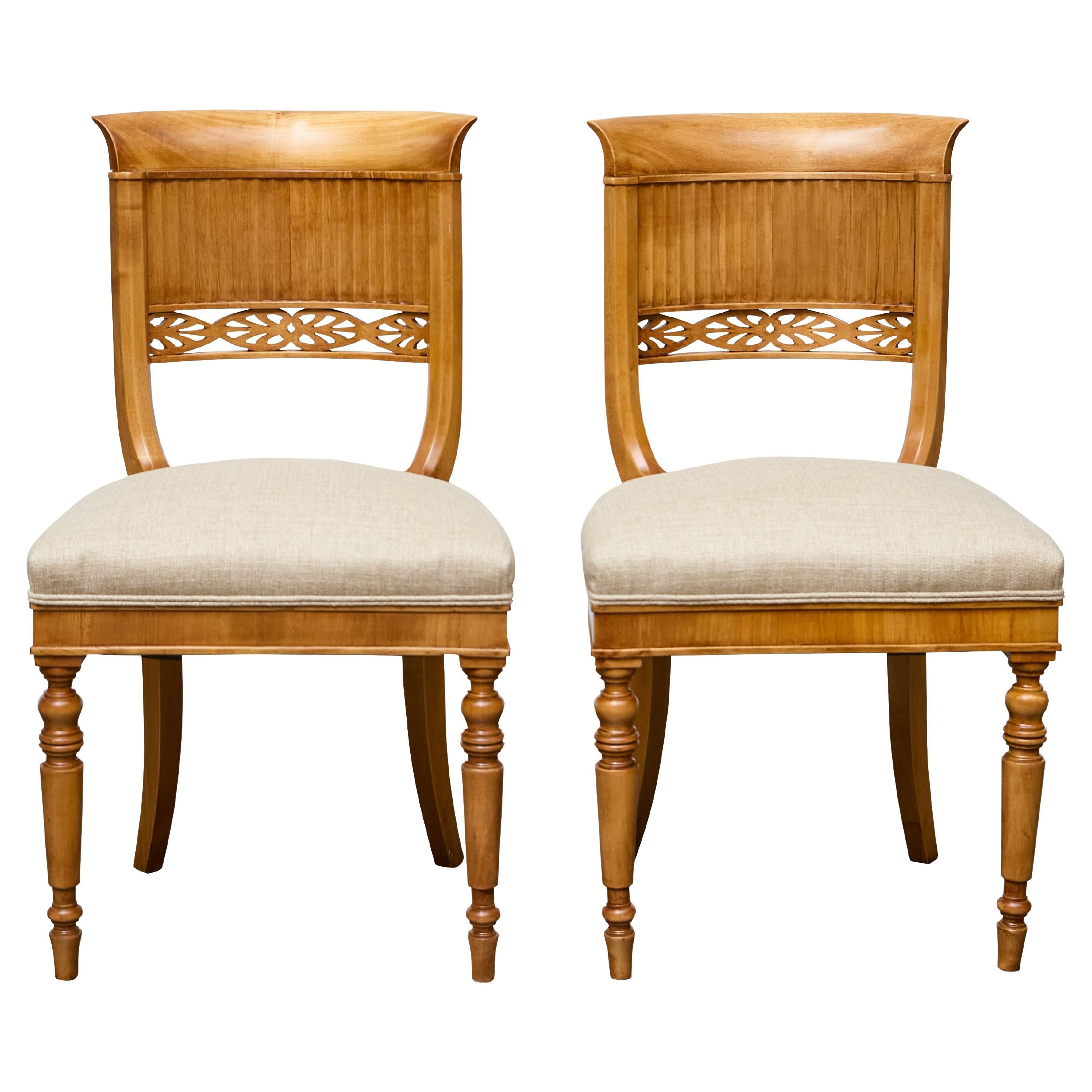 Coppia di sedie Biedermeier in noce del XIX secolo con rivestimento in lino personalizzato in vendita