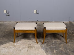 Paar Biedermeier-Hocker aus Nussbaumholz des 19. Jahrhunderts mit ebonisierten Endstücken