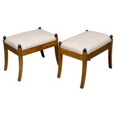 Paar Biedermeier-Hocker aus Nussbaumholz des 19. Jahrhunderts mit ebonisierten Endstücken