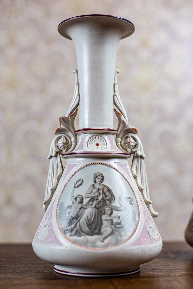 Pair of 19th-Century Biscuit Vases in White and Pink For Sale 2