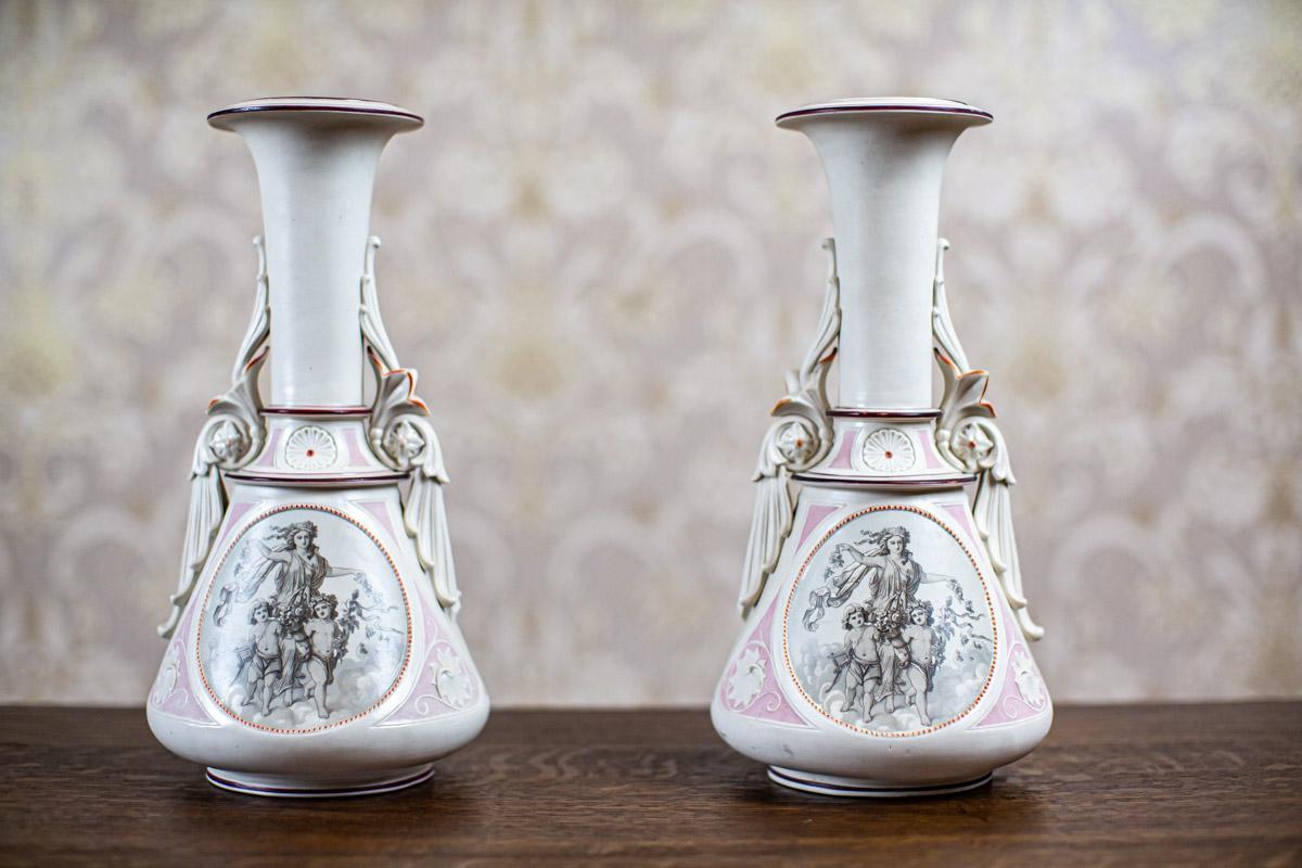 Pair of 19th-Century Biscuit Vases in White and Pink For Sale 3