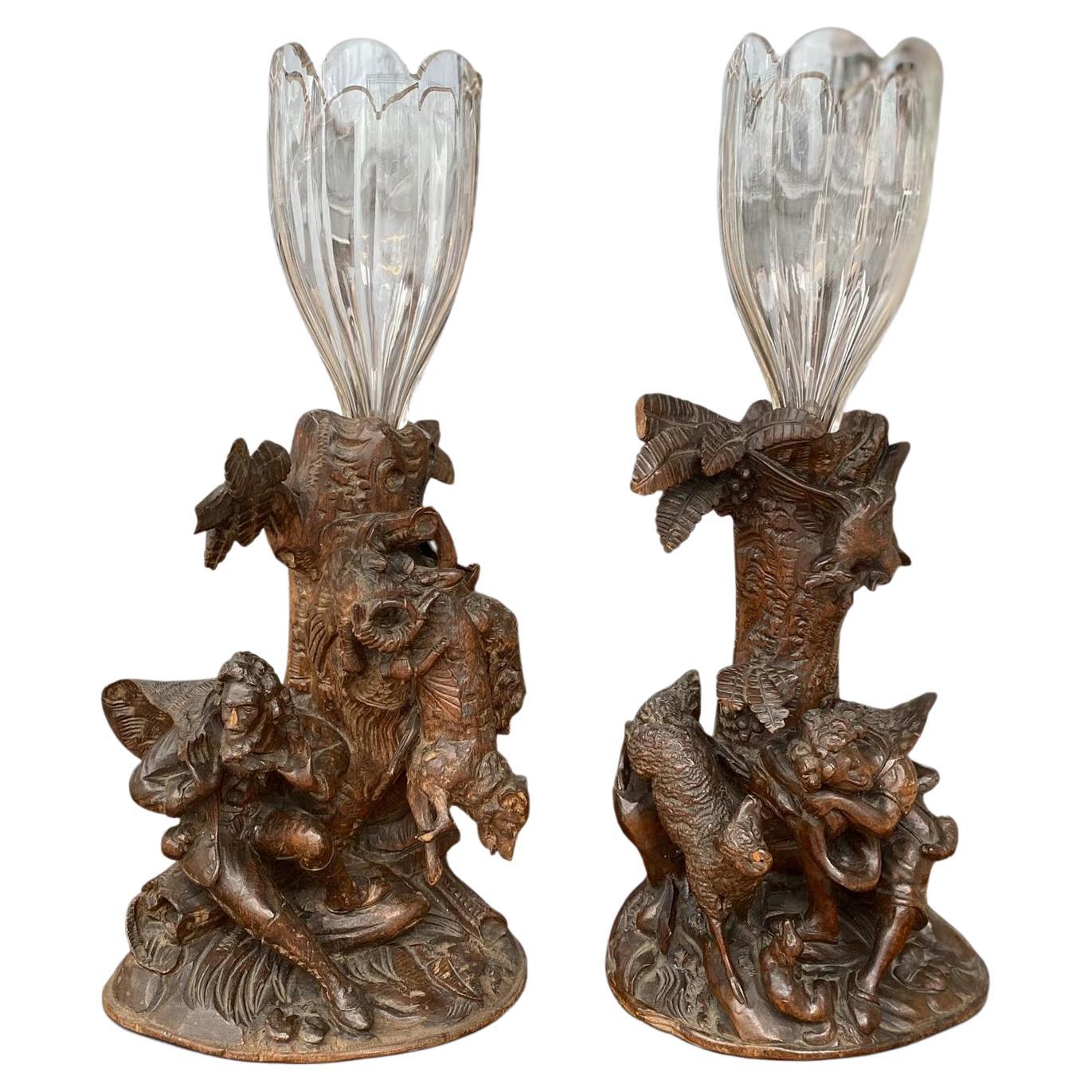 Paire de vases en bois sculpté de la Forêt Noire autrichienne du 19ème siècle en vente