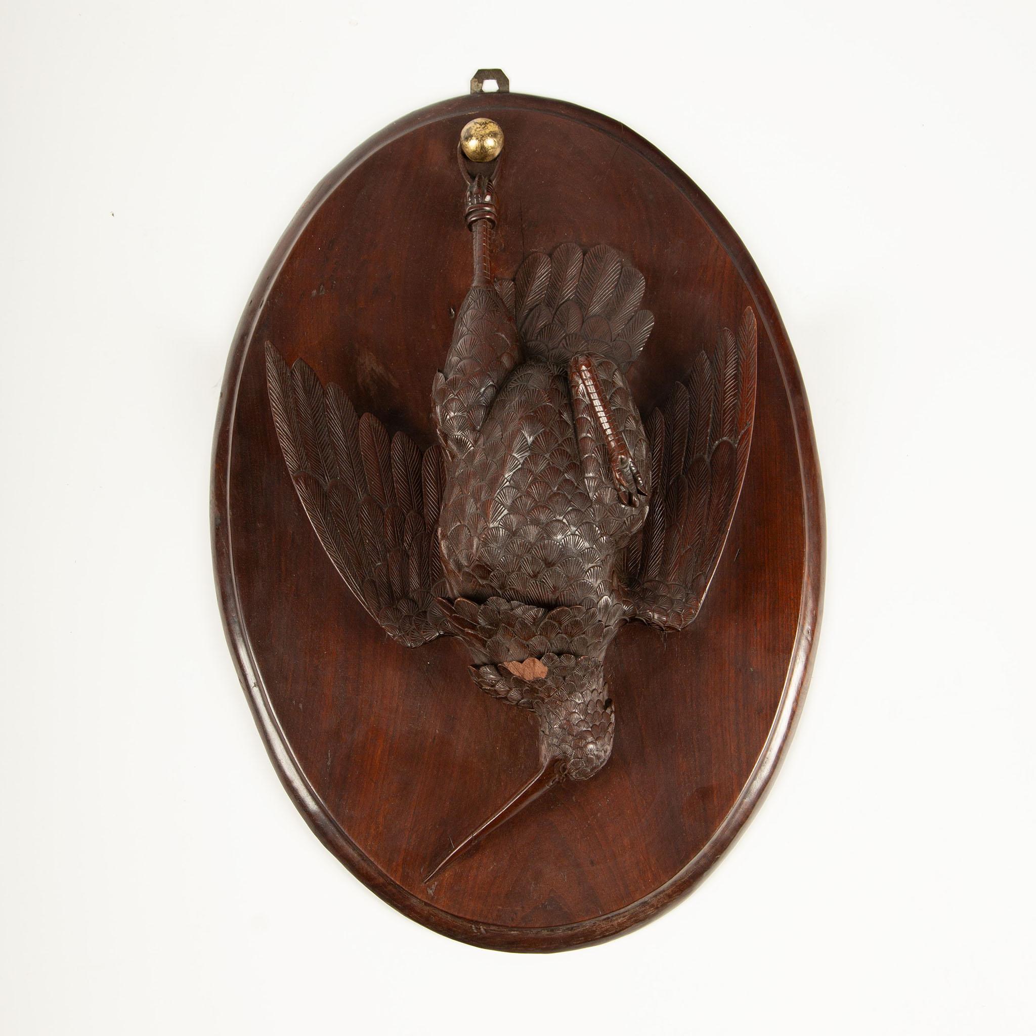 Paar geschnitzte Schwarzwald-Wildtrophäen, spätes 19.
Jede ovale Plakette ist von Hand in tiefem Relief geschnitzt und zeigt einen frisch geschossenen Wildvogel - auf der einen Seite eine Waldschnepfe, auf der anderen ein Rebhuhn -, der mit dem Kopf
