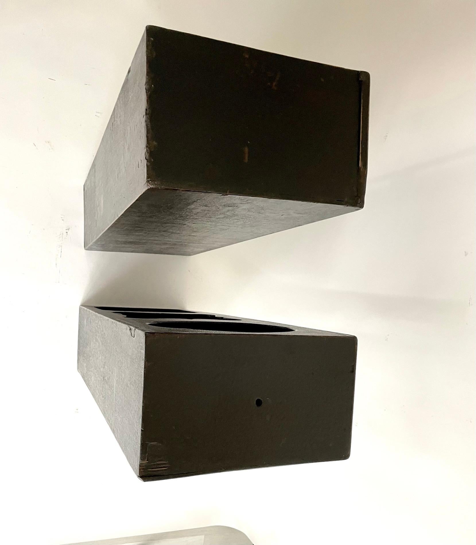 Pair of 19th Century Black Lacquered Chinese Scholar Shelves In Good Condition For Sale In Atlanta, GA