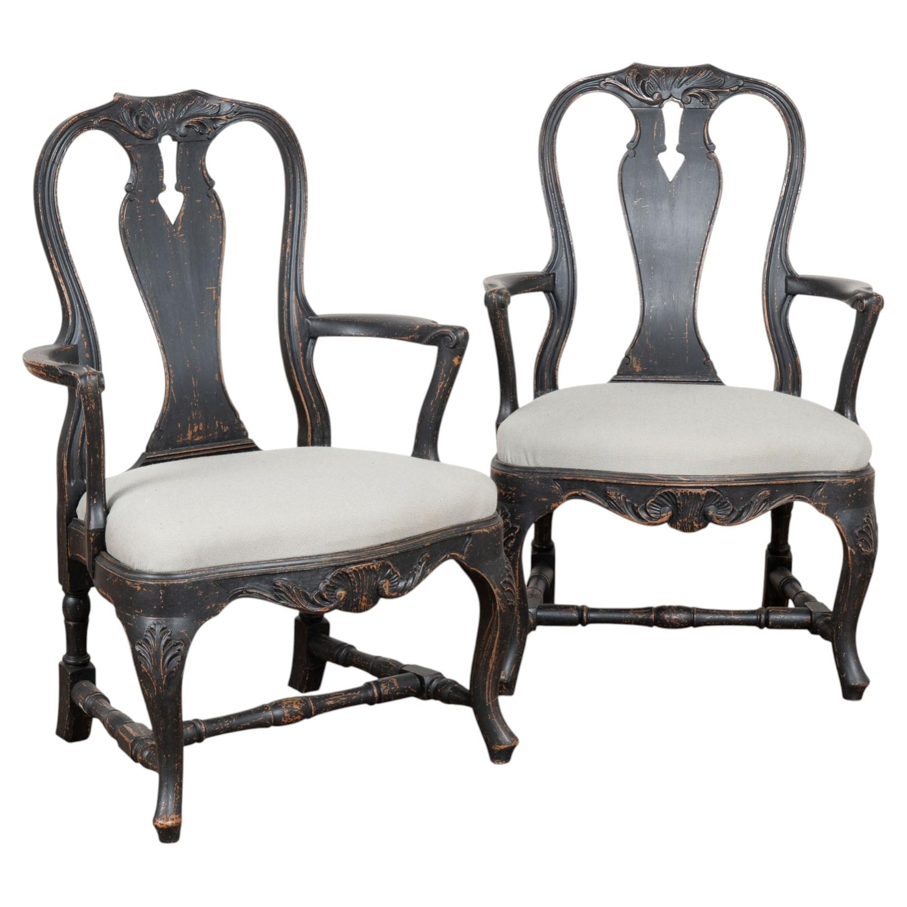 Paire de fauteuils rococo suédois peints en noir, du XIXe siècle