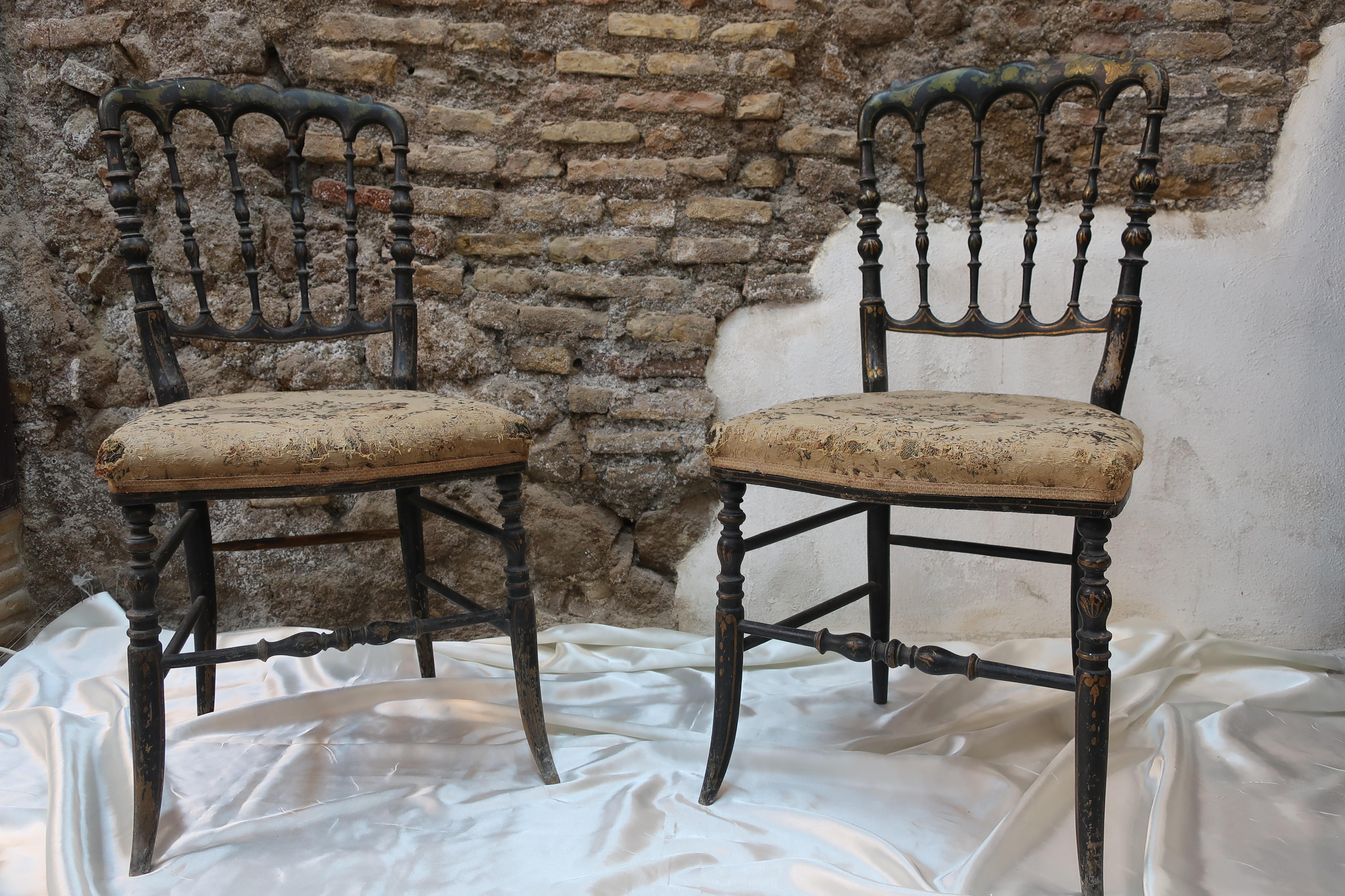 These Italian gorgeous set of two chairs in black lacquer features some beautiful hand painted décor in green and gold.
In Italy, this style was named ‘Chiavari’, typical of the artisanal style of the northern region of Liguria, a true diamond of