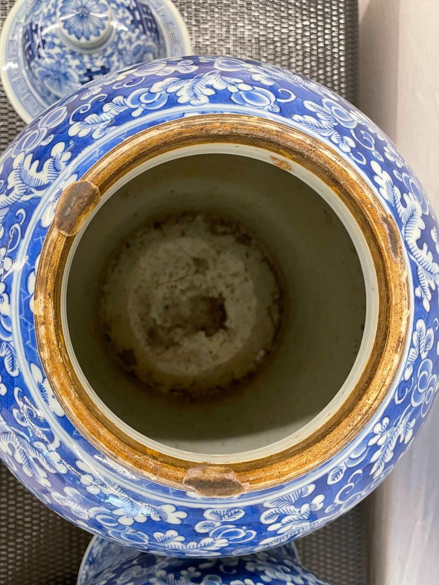 Coppia di vasi da tempio con coperchio blu e bianco del XIX secolo in vendita 8