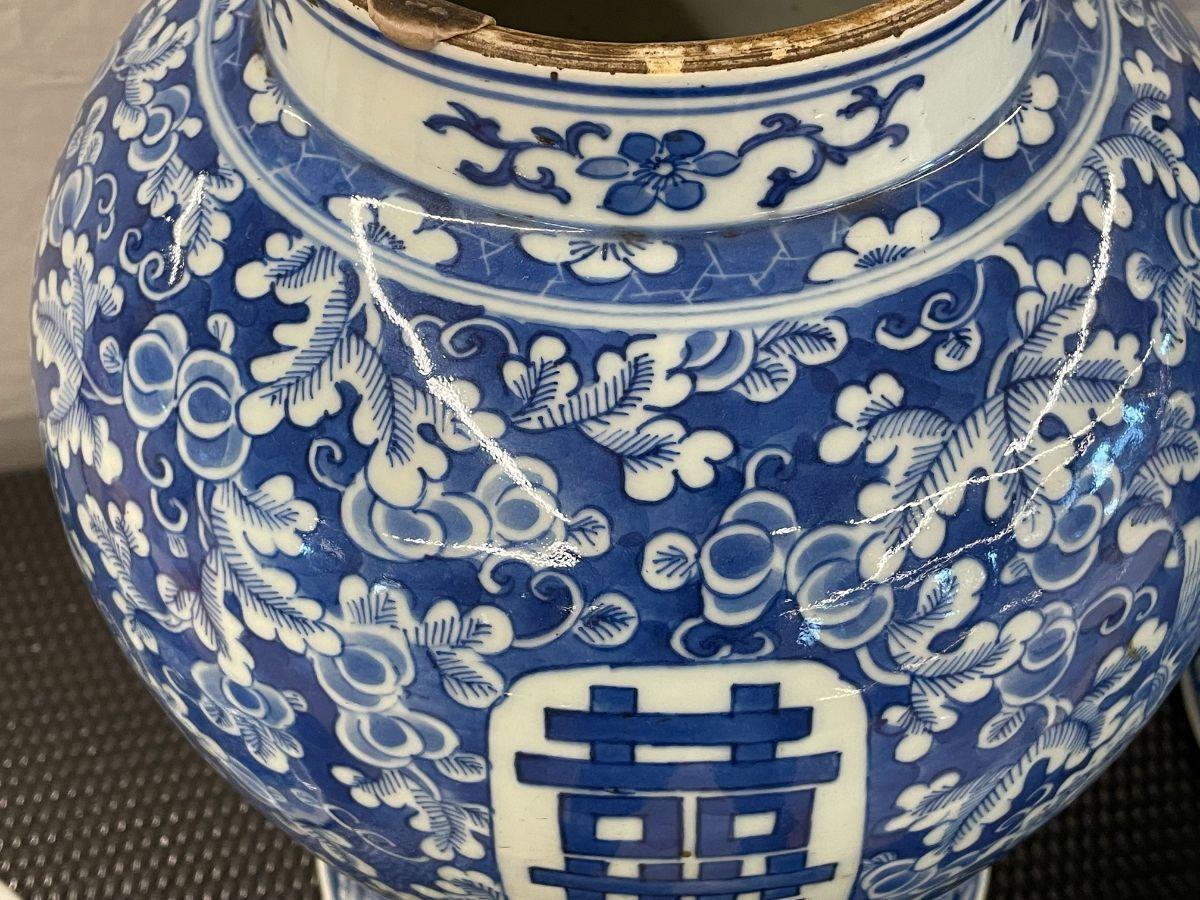 XIXe siècle Paire de jarres/urnes de temple à couvercle bleu et blanc du 19ème siècle en vente