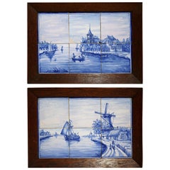 Paire de carreaux de Delft peints en bleu et blanc du 19ème siècle dans des cadres en chêne
