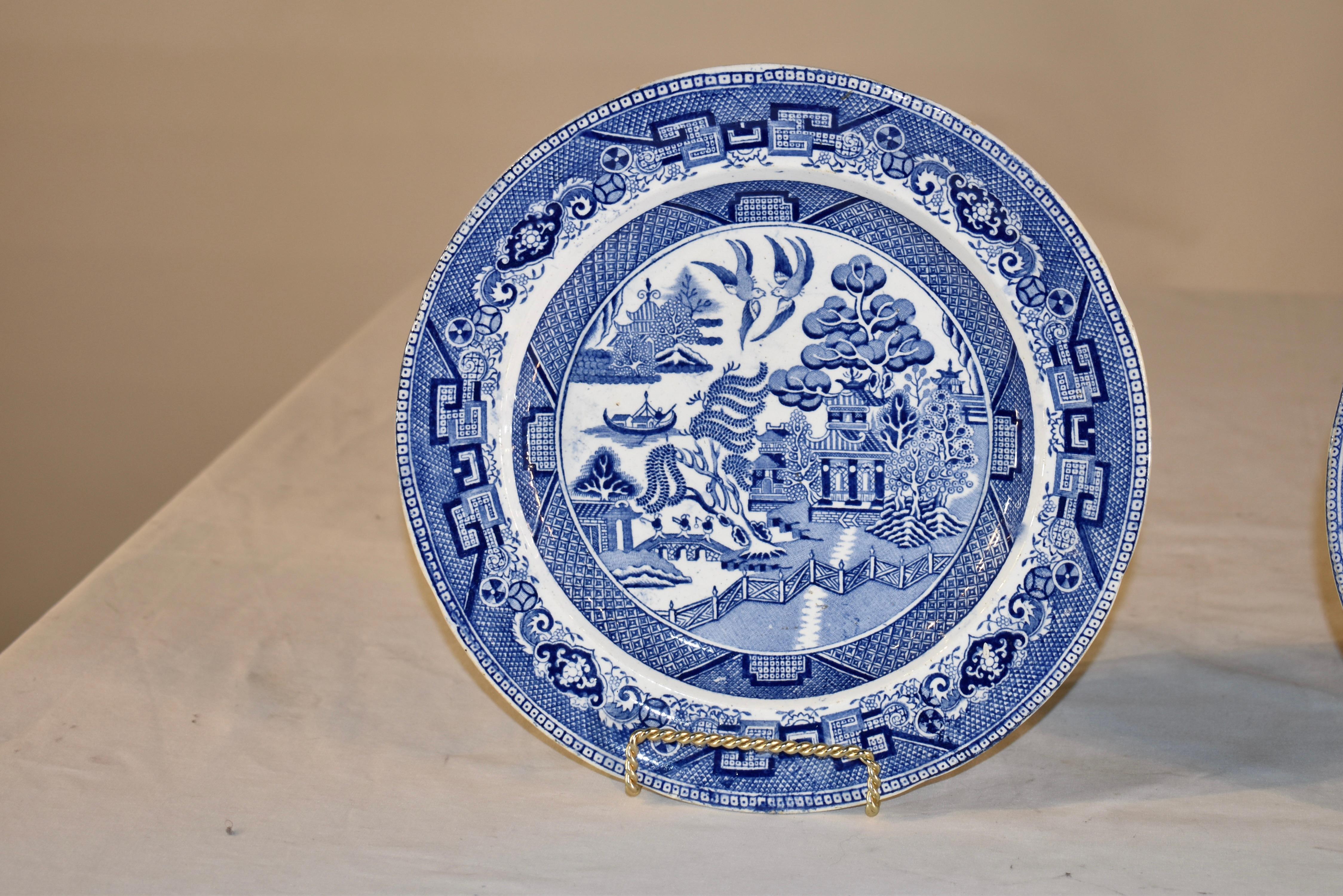 Pareja de platos de sauce azul del siglo XIX Inglés en venta