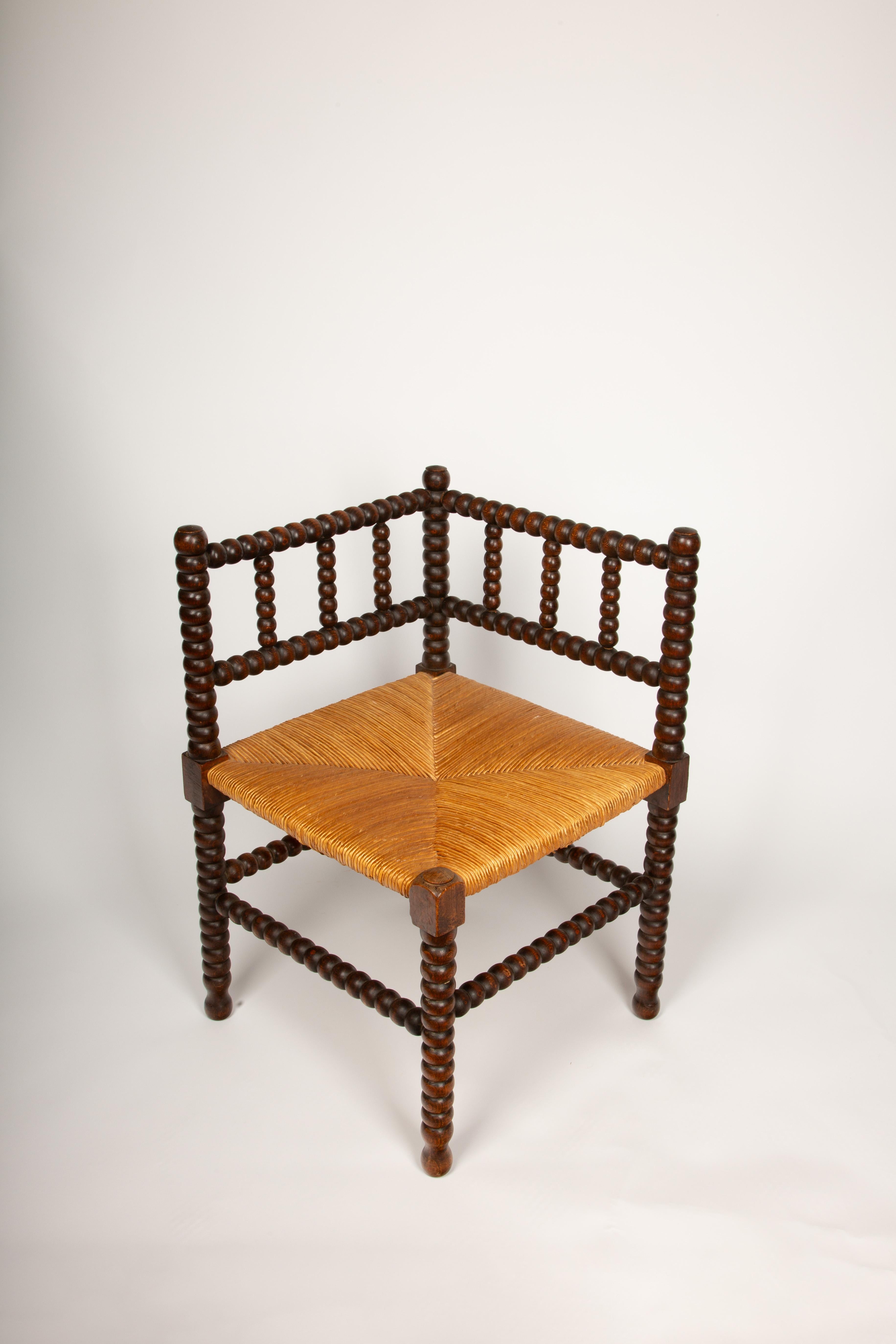Pair of 19th Century Bobbin-Turned Wood Corner Chairs with Rush Seats In Excellent Condition In New York, NY
