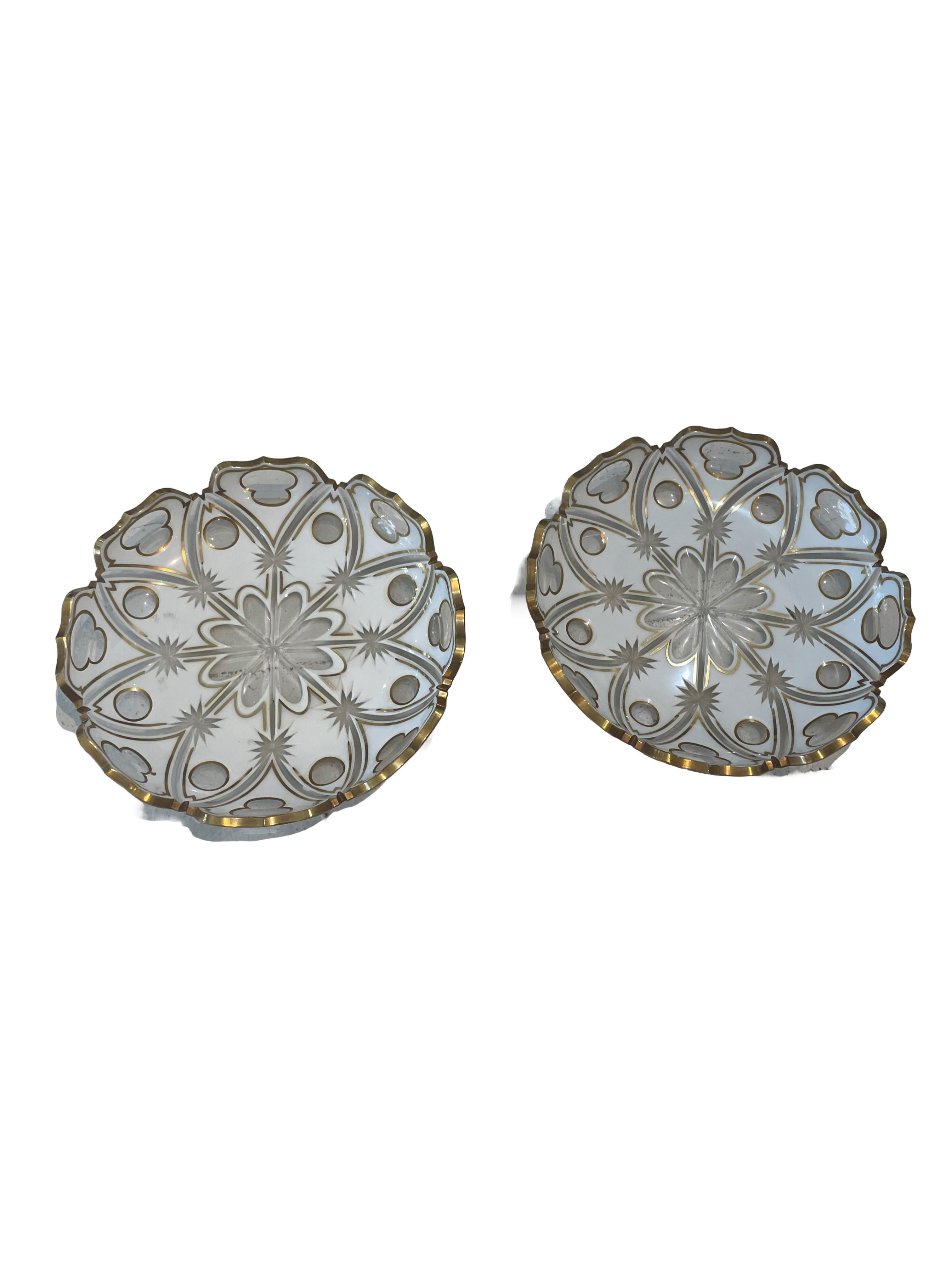 Tchèque Paire de plats bohèmes anciens du 19ème siècle en verre blanc et or superposé en vente