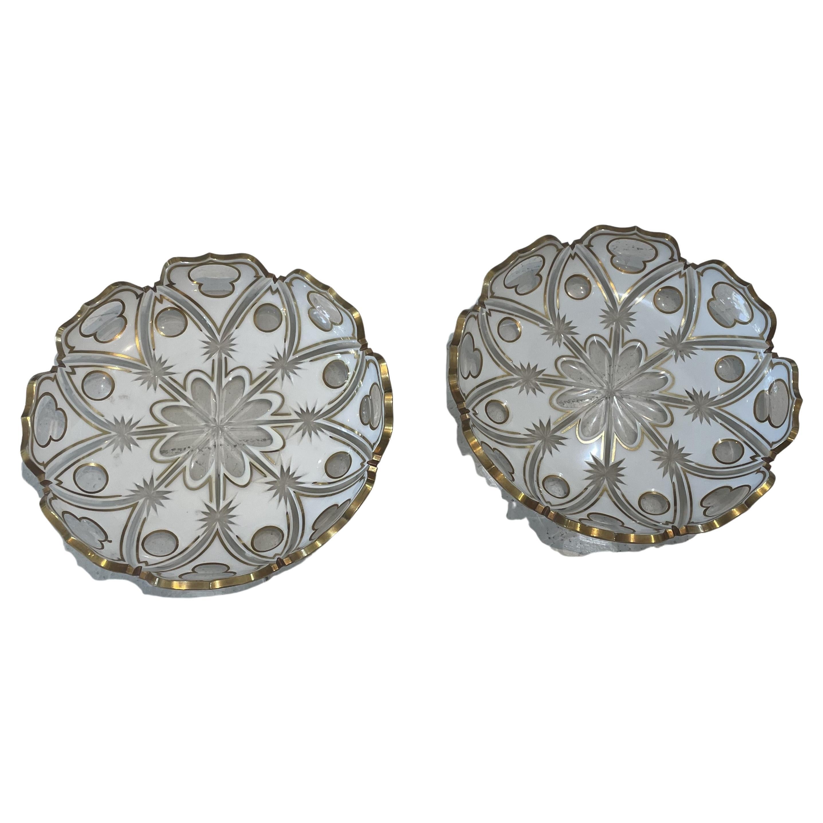 Paire de plats bohèmes anciens du 19ème siècle en verre blanc et or superposé