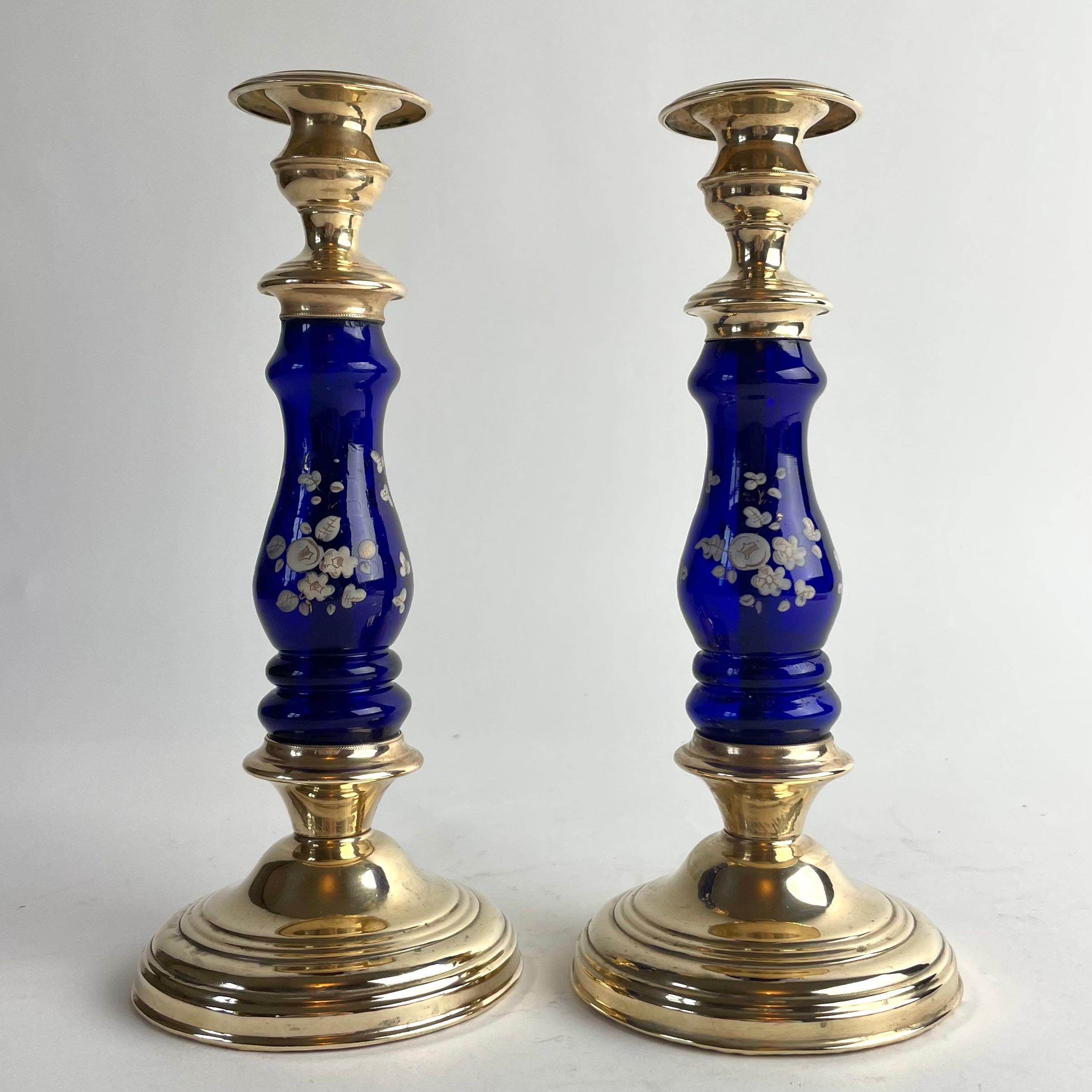 Pareja de candeleros de latón y cristal azul cobalto del siglo XIX Europeo en venta