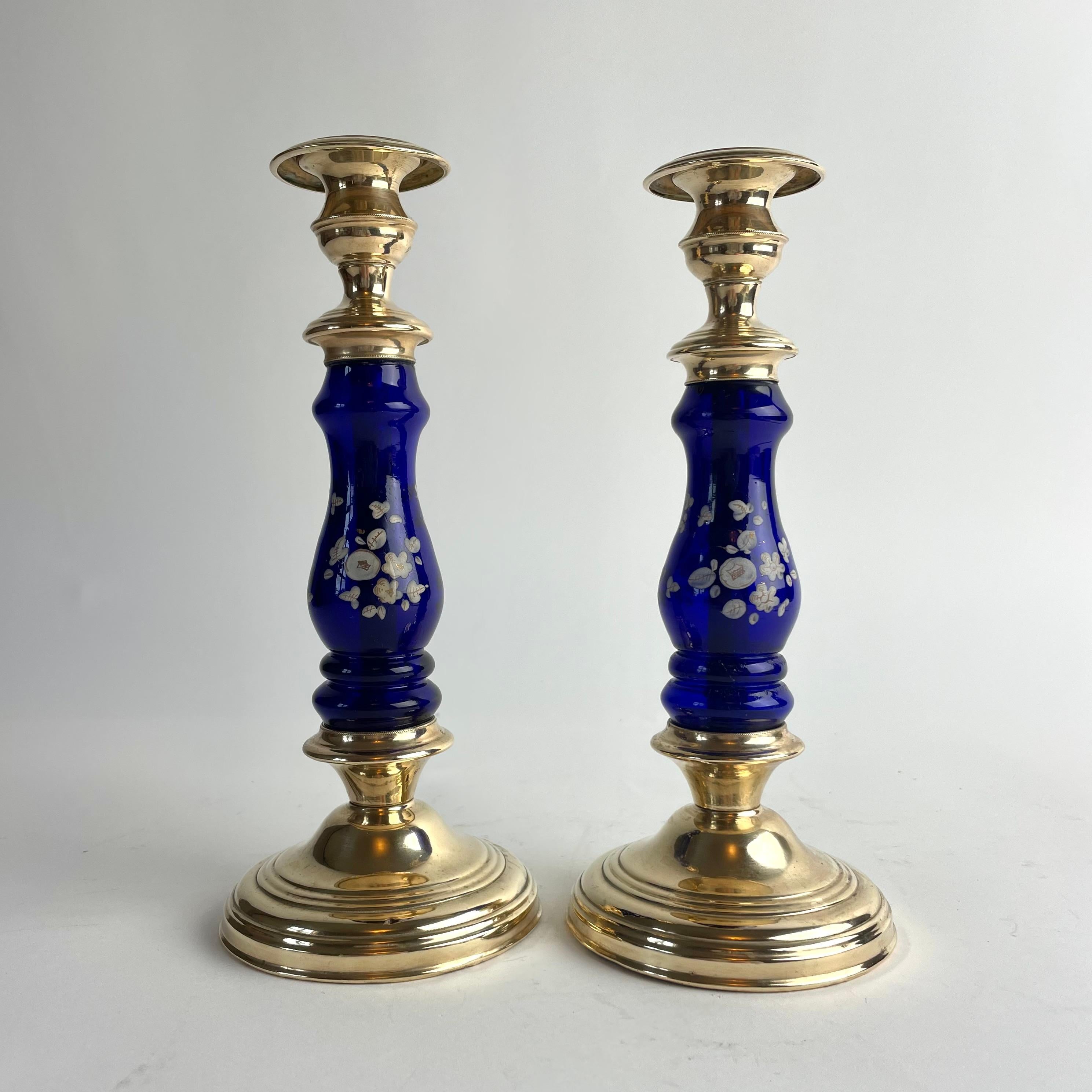 Pareja de candeleros de latón y cristal azul cobalto del siglo XIX en Bueno estado para la venta en Knivsta, SE