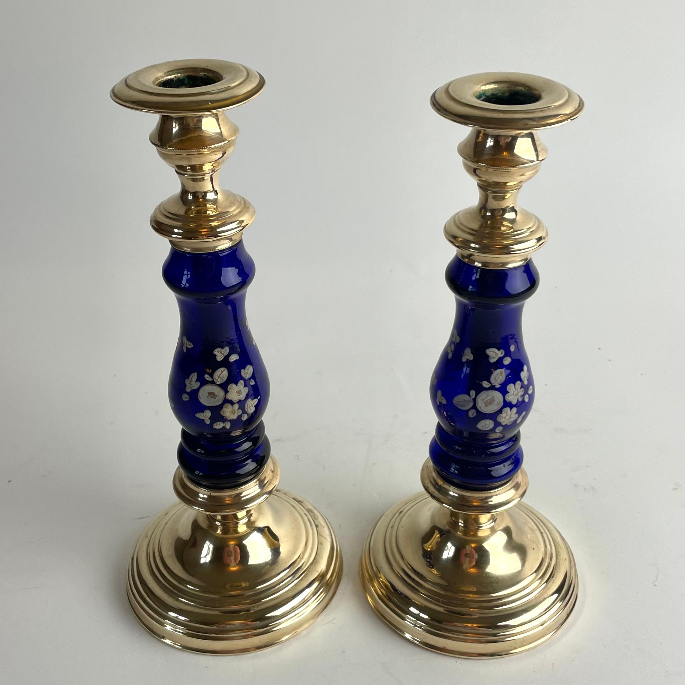 Pareja de candeleros de latón y cristal azul cobalto del siglo XIX Latón en venta