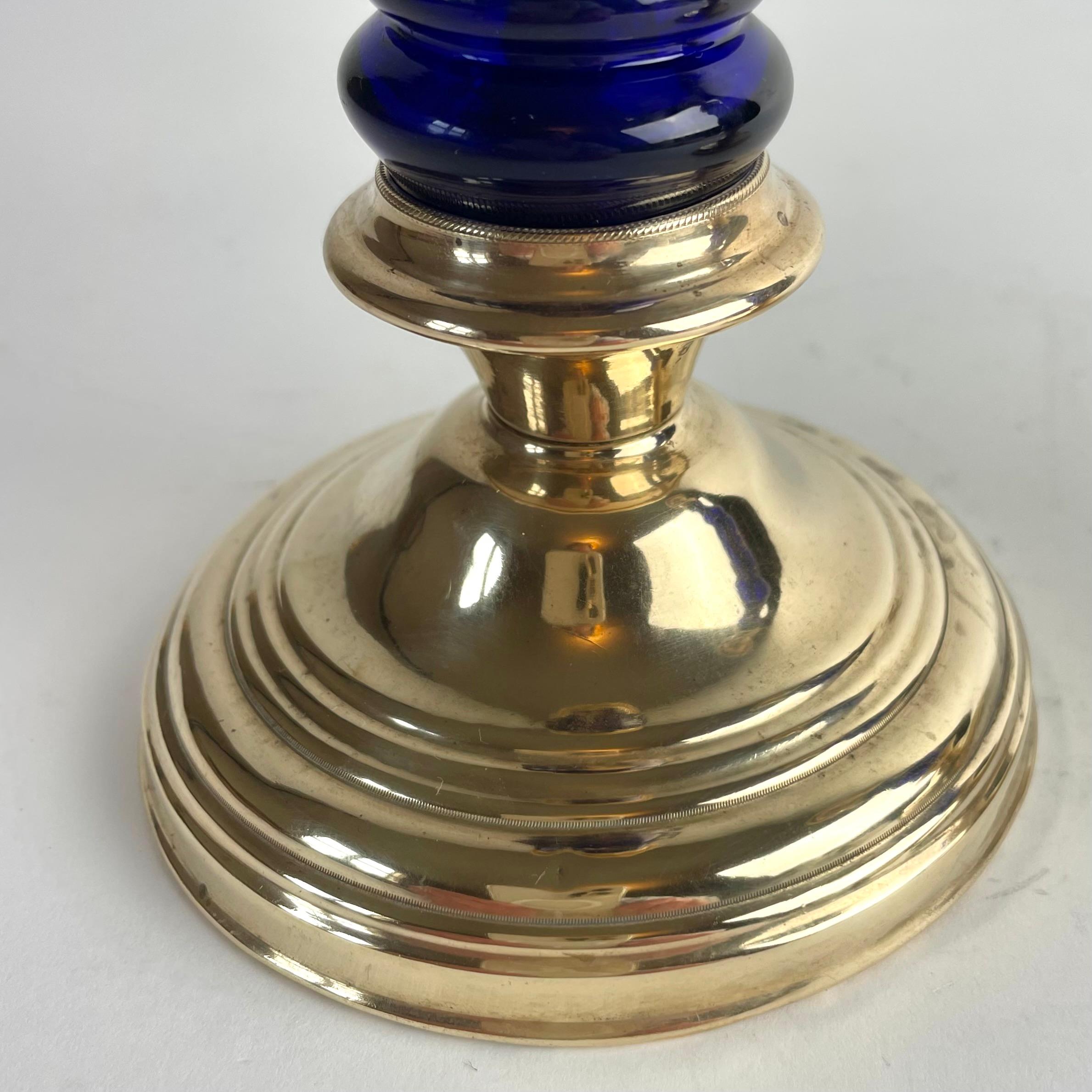 Pareja de candeleros de latón y cristal azul cobalto del siglo XIX en venta 1