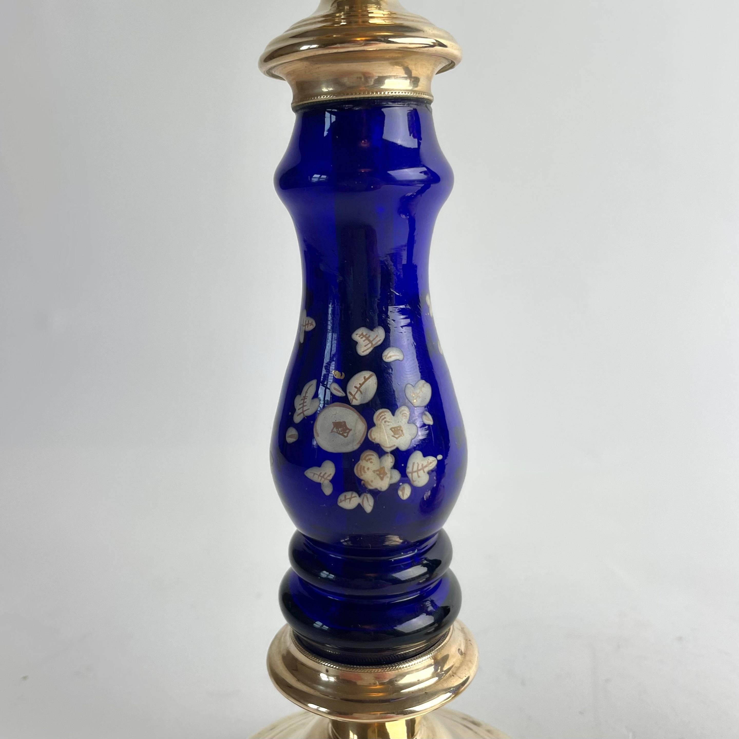 Pareja de candeleros de latón y cristal azul cobalto del siglo XIX en venta 2