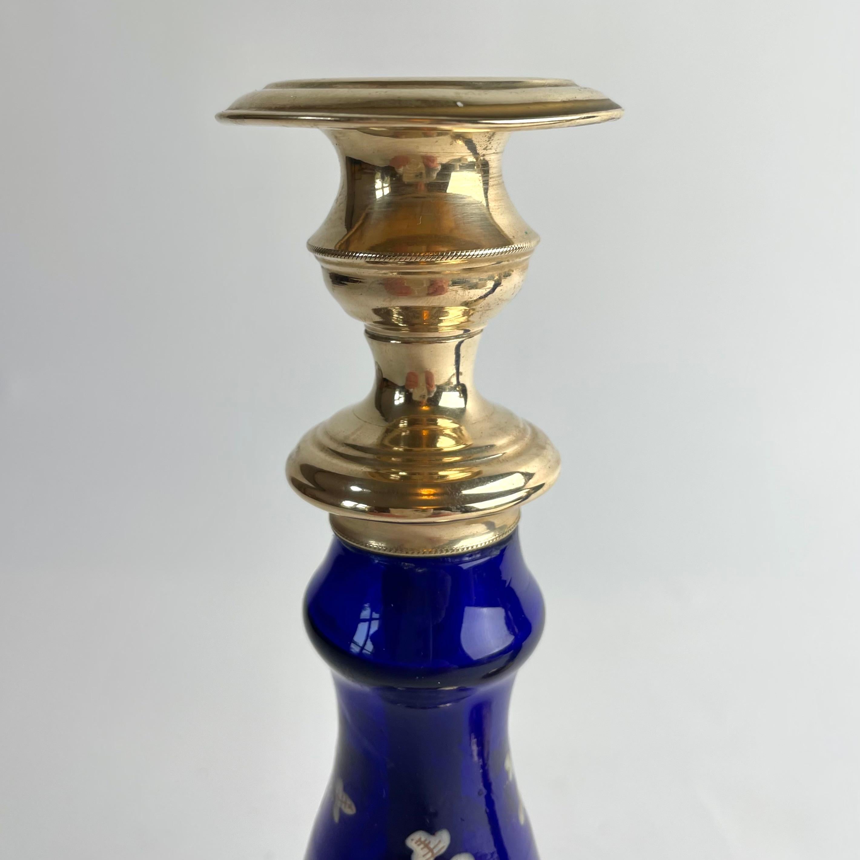 Pareja de candeleros de latón y cristal azul cobalto del siglo XIX en venta 3