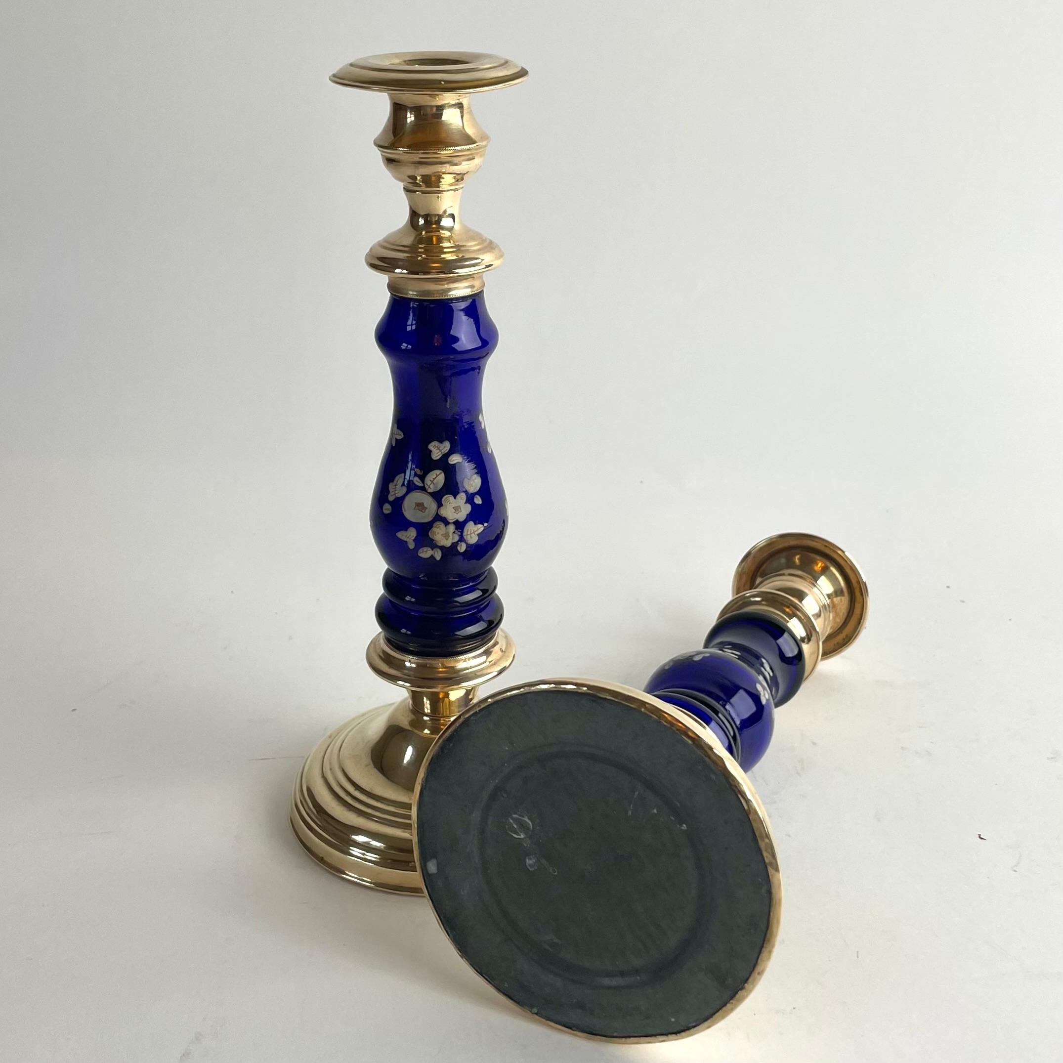 Pareja de candeleros de latón y cristal azul cobalto del siglo XIX en venta 4
