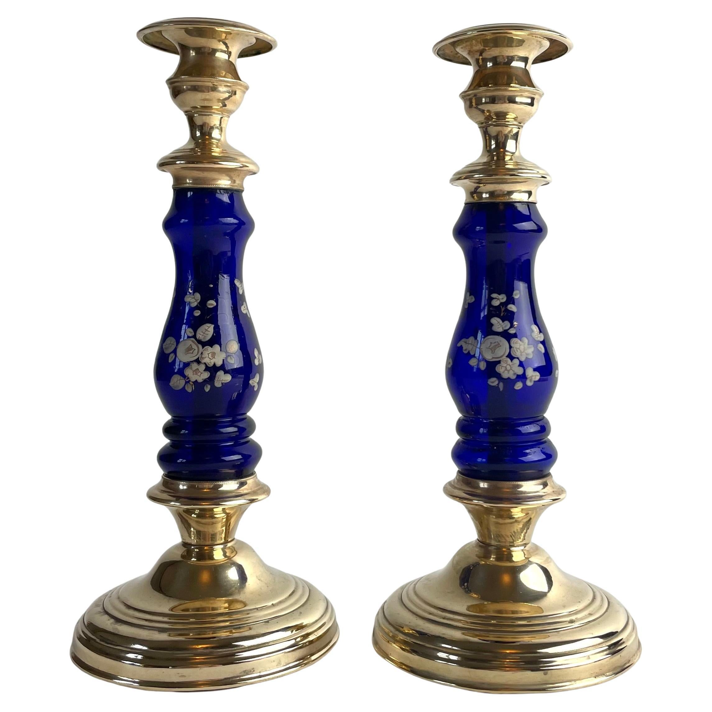 Pareja de candeleros de latón y cristal azul cobalto del siglo XIX