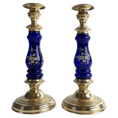 Pareja de candeleros de latón y cristal azul cobalto del siglo XIX
